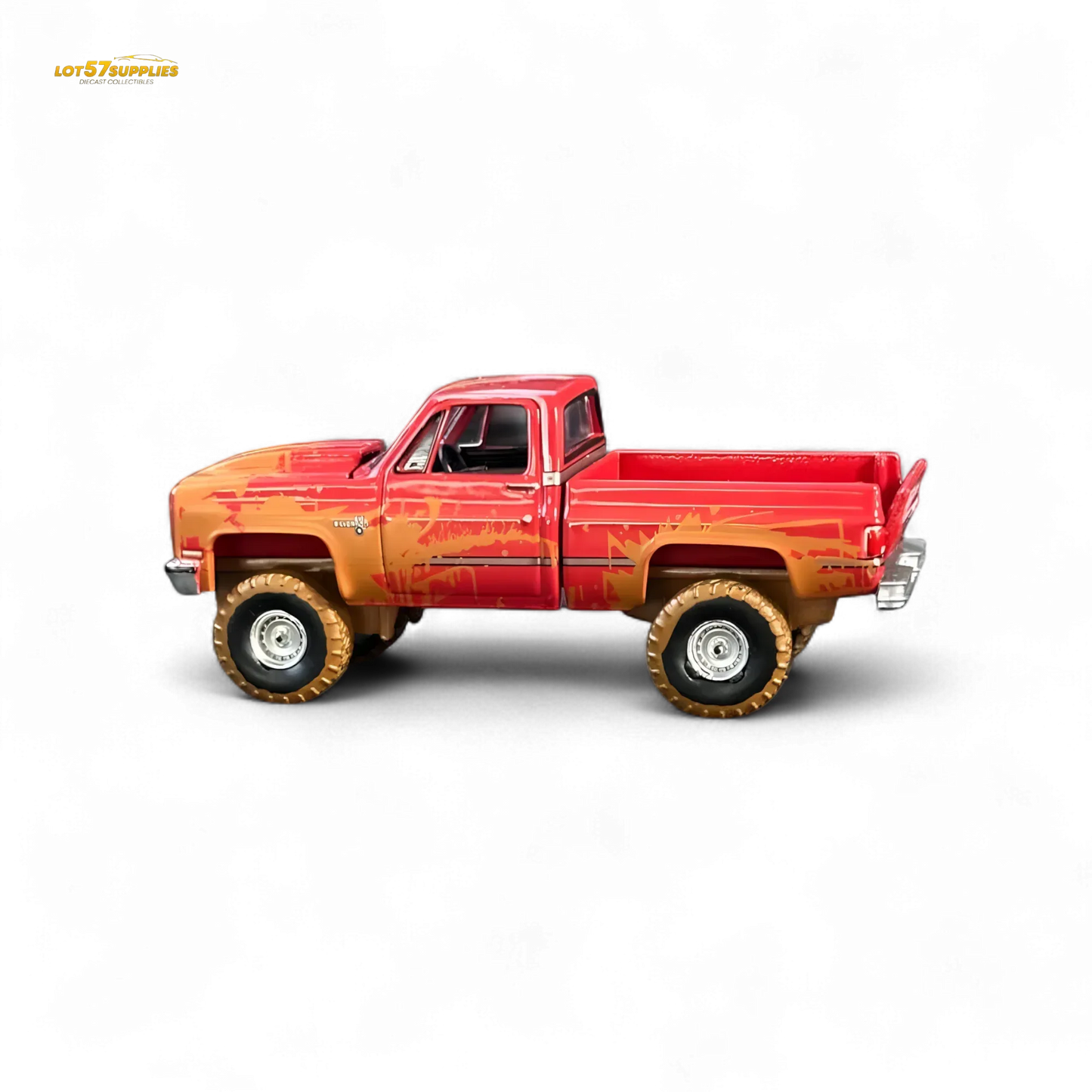 Auto World 1983 Chevrolet Silverado K10 4x4 Muddy LIFTED Squarebody 1:64 - ToylandEU