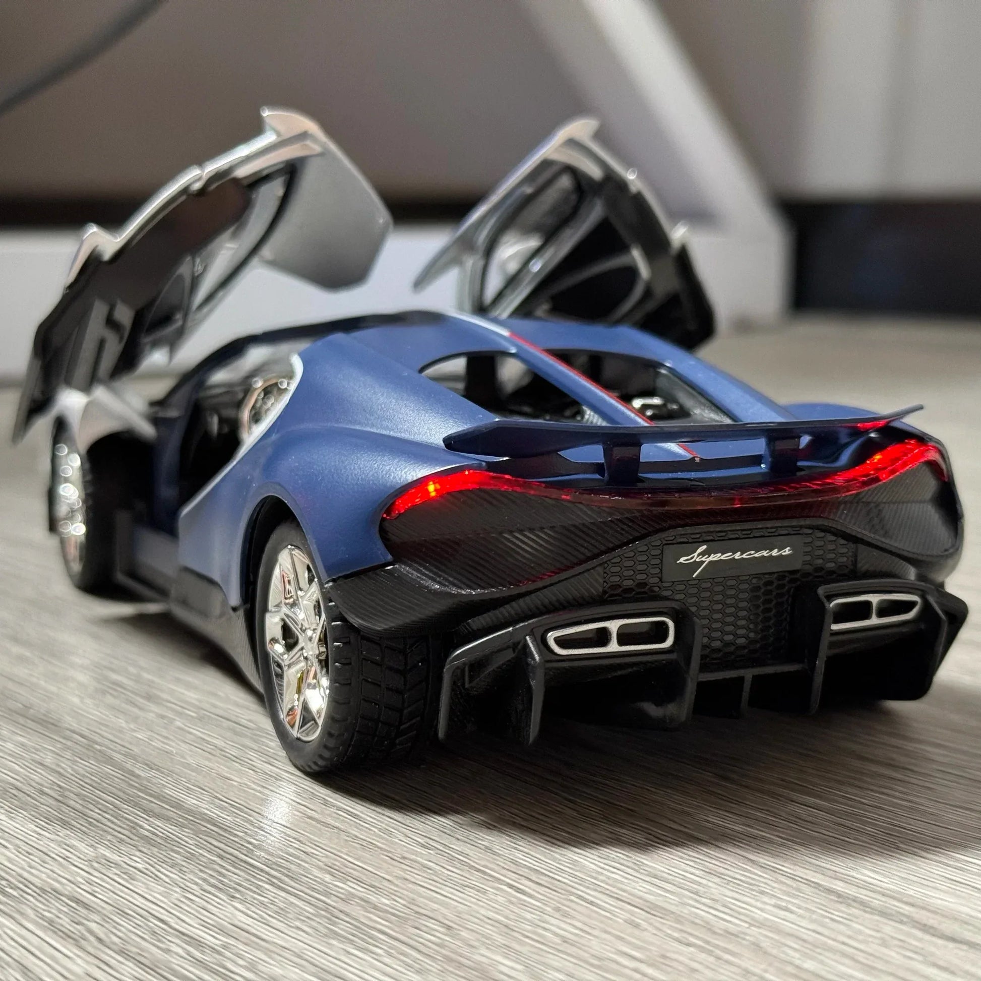 1:24 Diecast Alloy Tourbillon Supercar Model Car Sound And Light Pull Back - ToylandEU