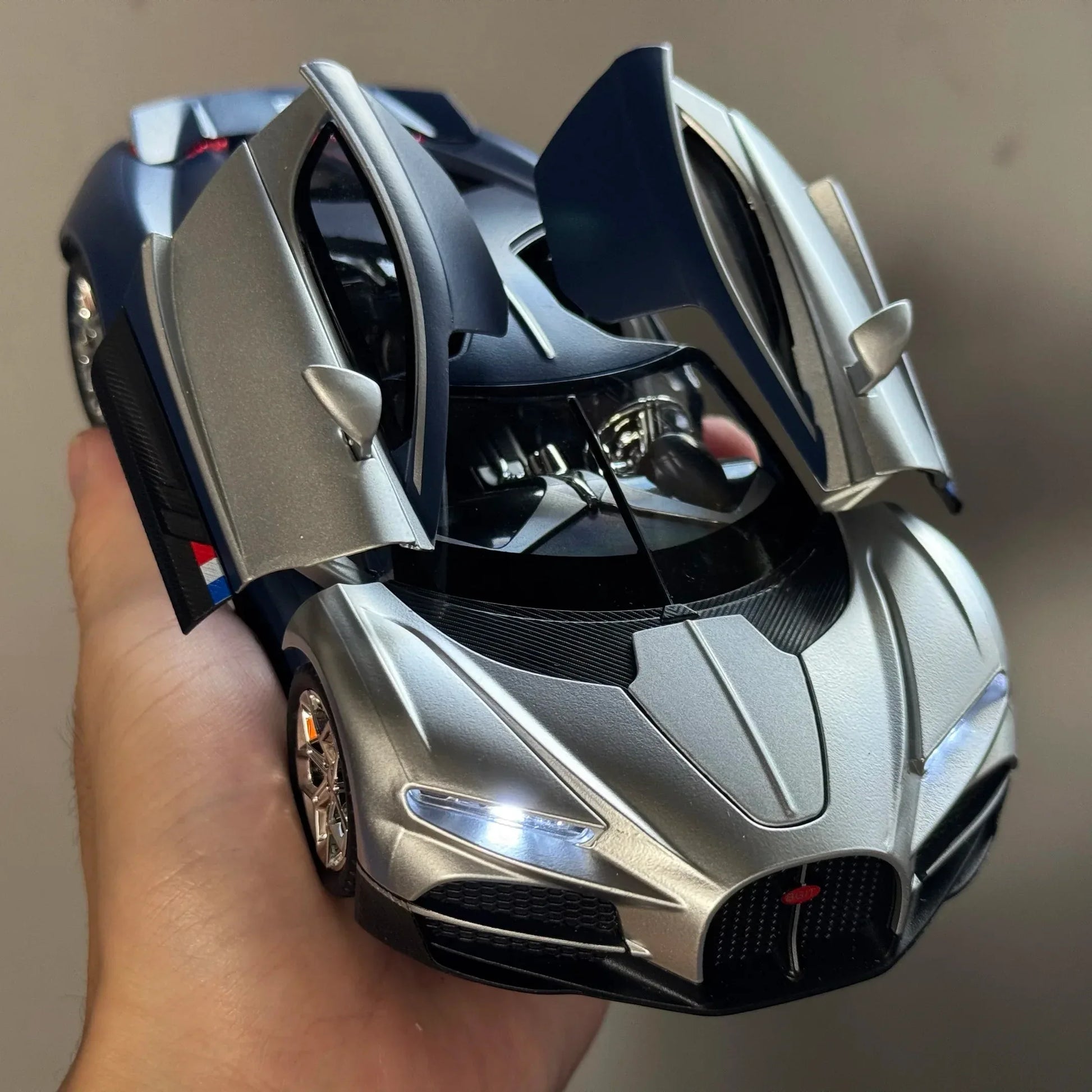 1:24 Diecast Alloy Tourbillon Supercar Model Car Sound And Light Pull Back - ToylandEU