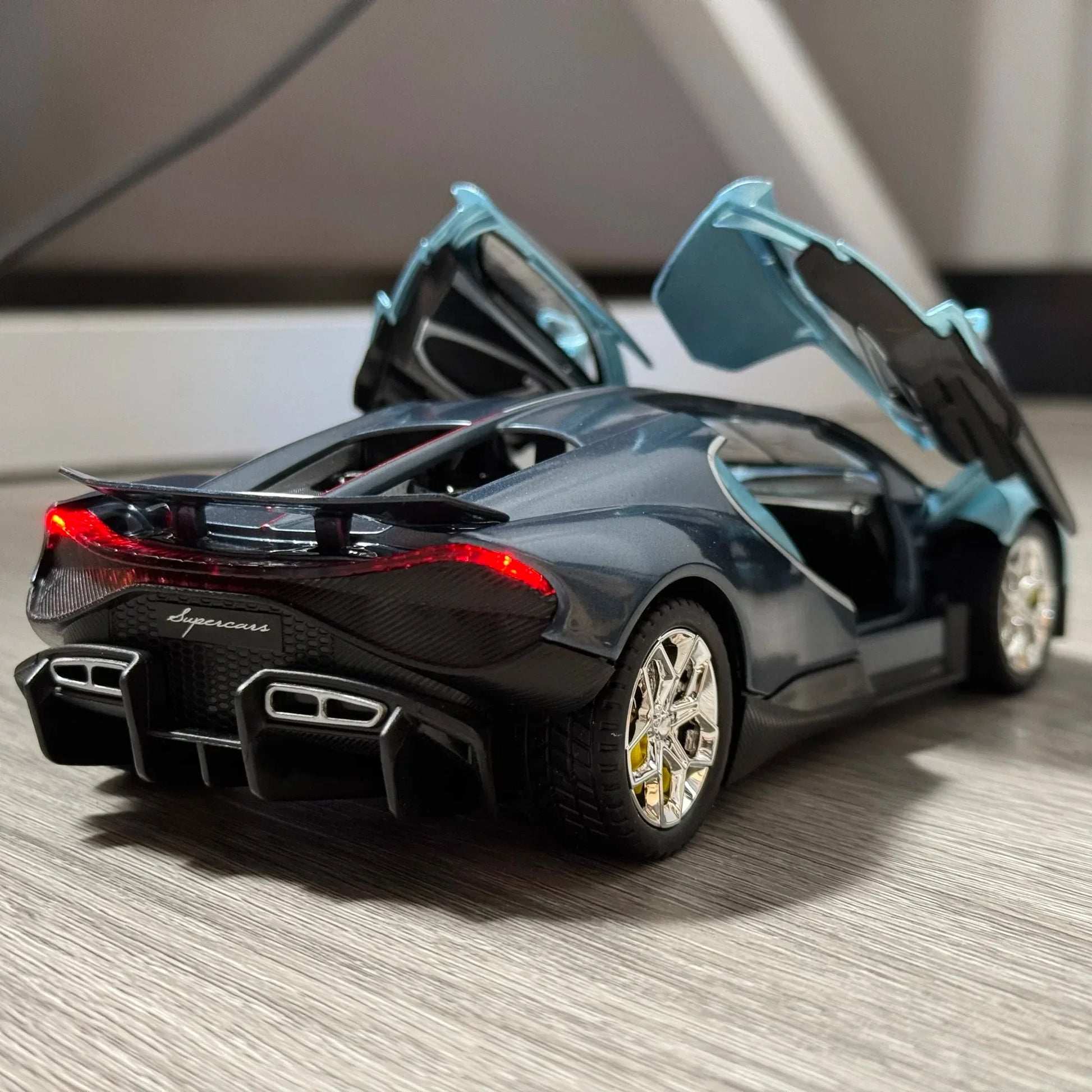 1:24 Diecast Alloy Tourbillon Supercar Model Car Sound And Light Pull Back - ToylandEU