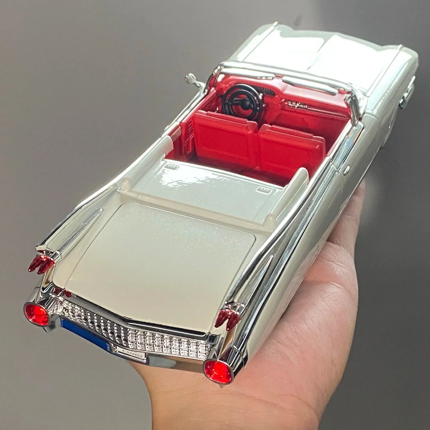 1:24 Diecast Car Model With Sound And Light For Collectors - ToylandEU