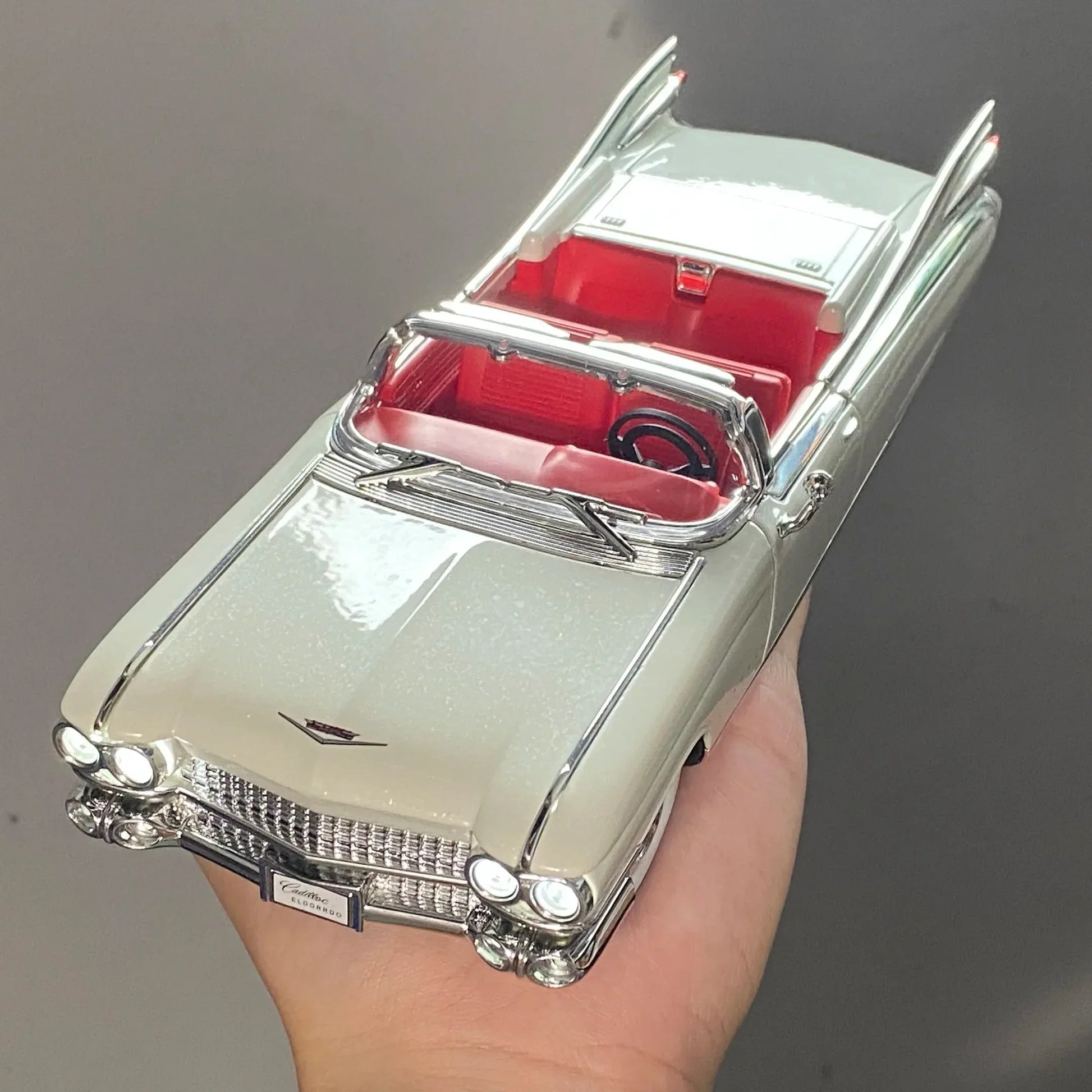 1:24 Diecast Car Model With Sound And Light For Collectors - ToylandEU