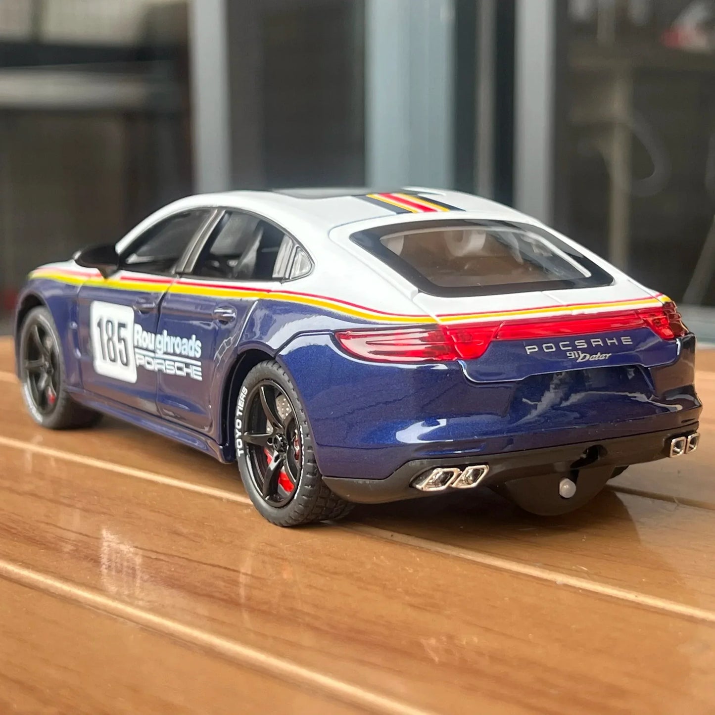 1:24 Diecast Porsche Panamera Track Metal Model Car With Light Pull Back - ToylandEU