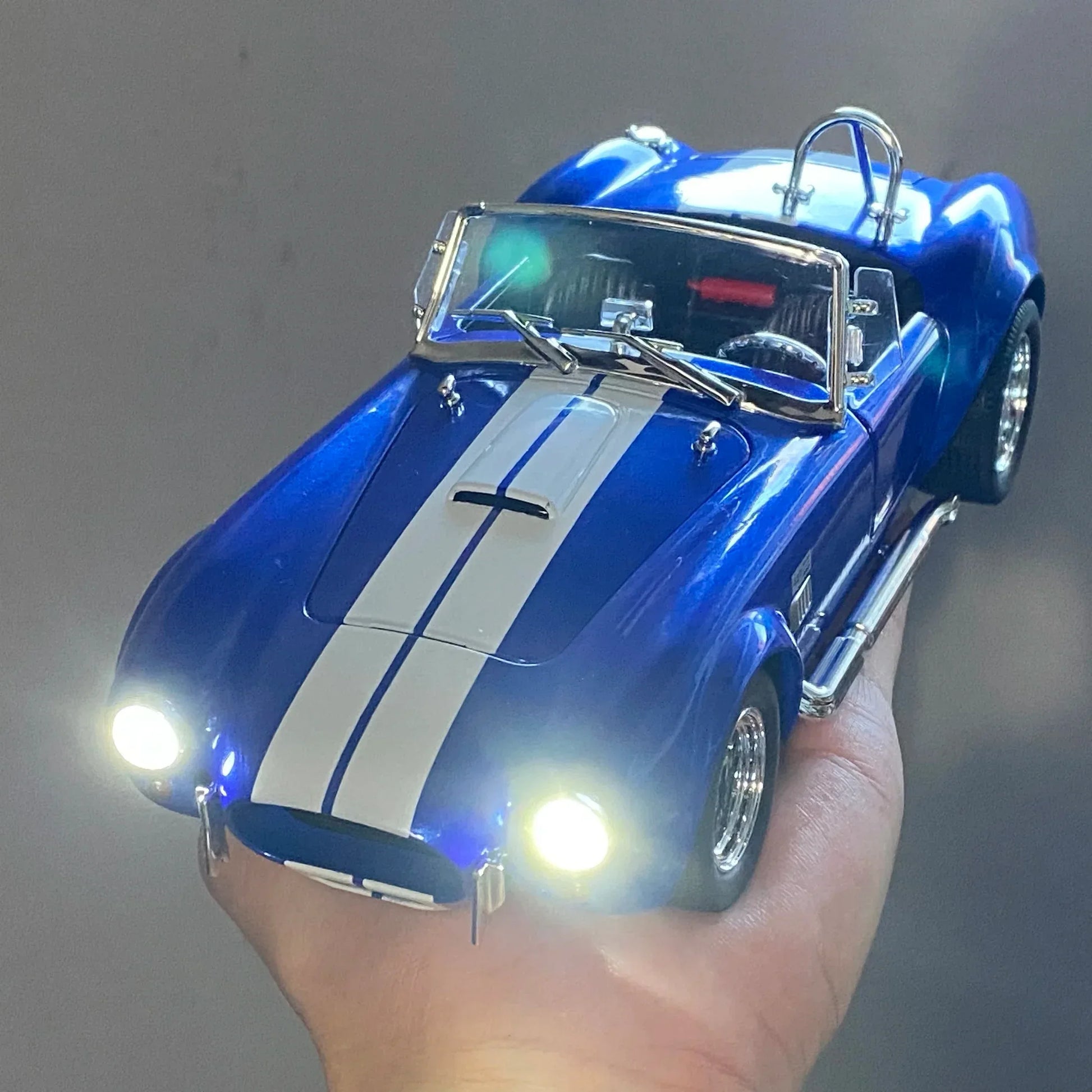 1:24 Ford Shelby Cobra 427 Roadster Die Cast Alloy Model With Sound And Light - ToylandEU