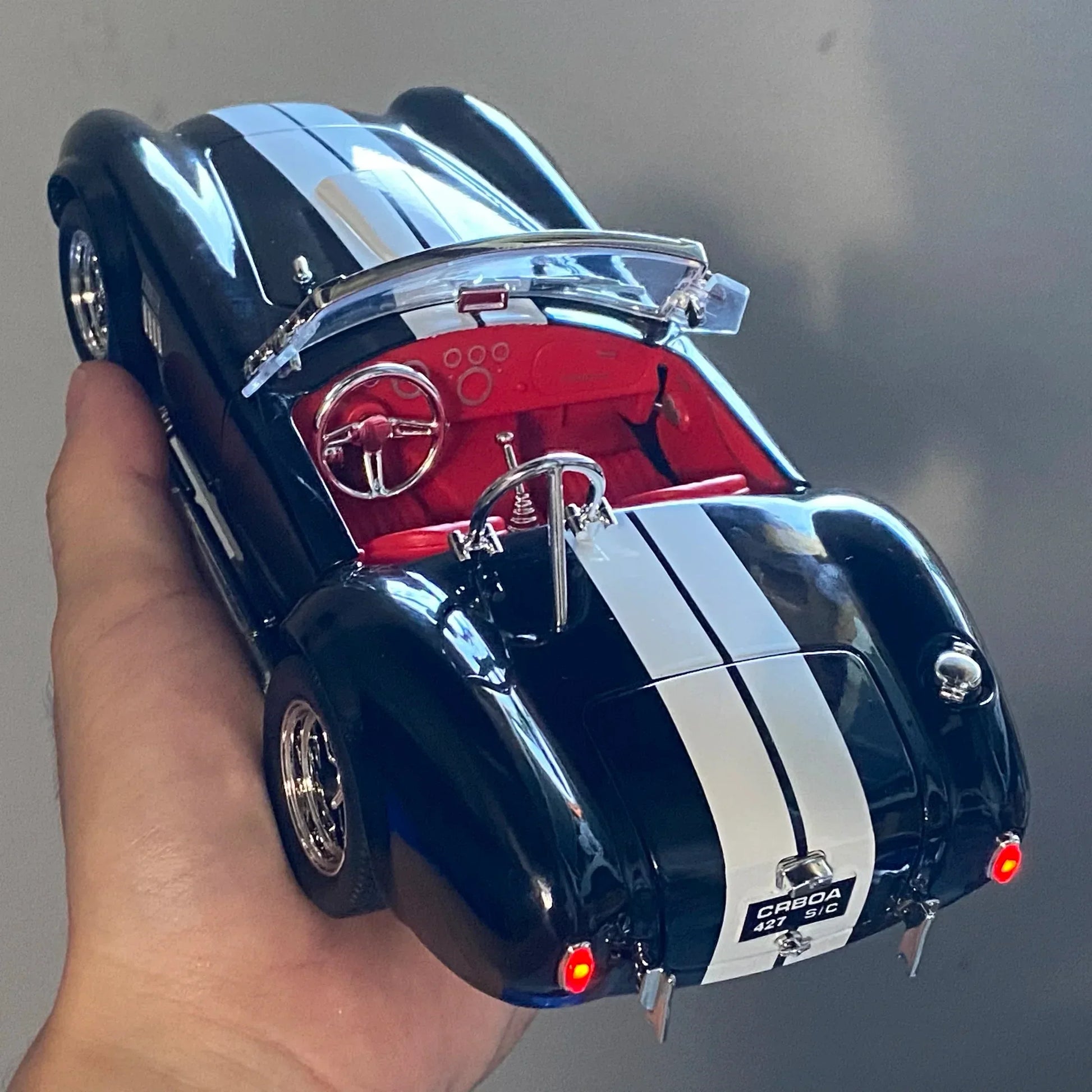 1:24 Ford Shelby Cobra 427 Roadster Die Cast Alloy Model With Sound And Light - ToylandEU