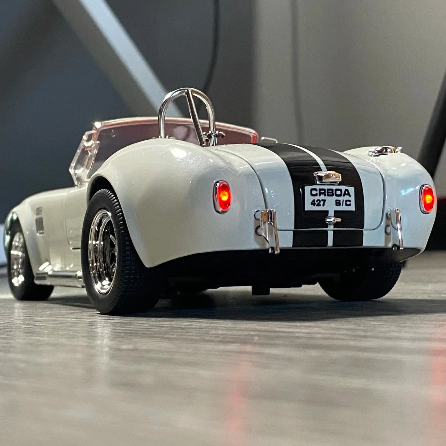 1:24 Ford Shelby Cobra 427 Roadster Die Cast Alloy Model With Sound And Light - ToylandEU