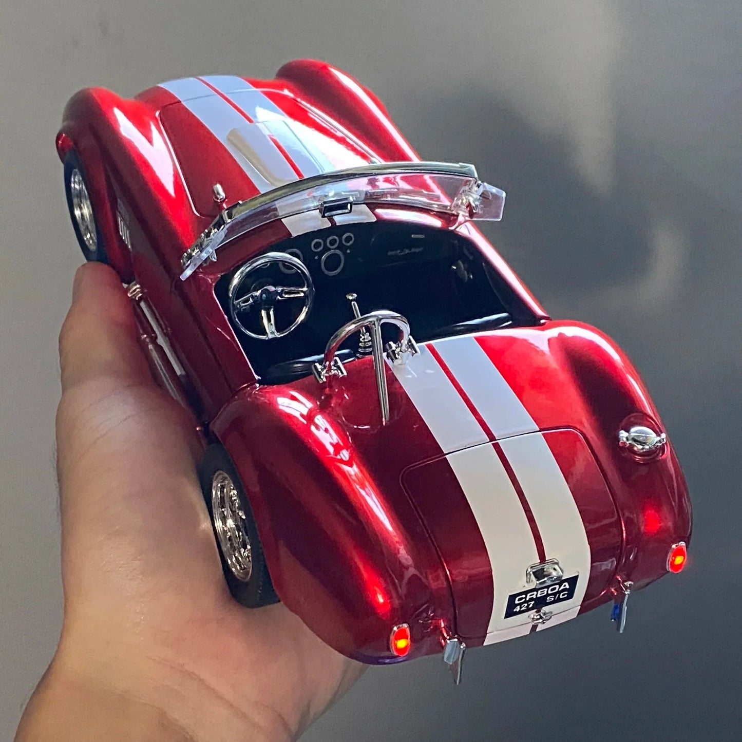 1:24 Ford Shelby Cobra 427 Roadster Die Cast Alloy Model With Sound And Light - ToylandEU