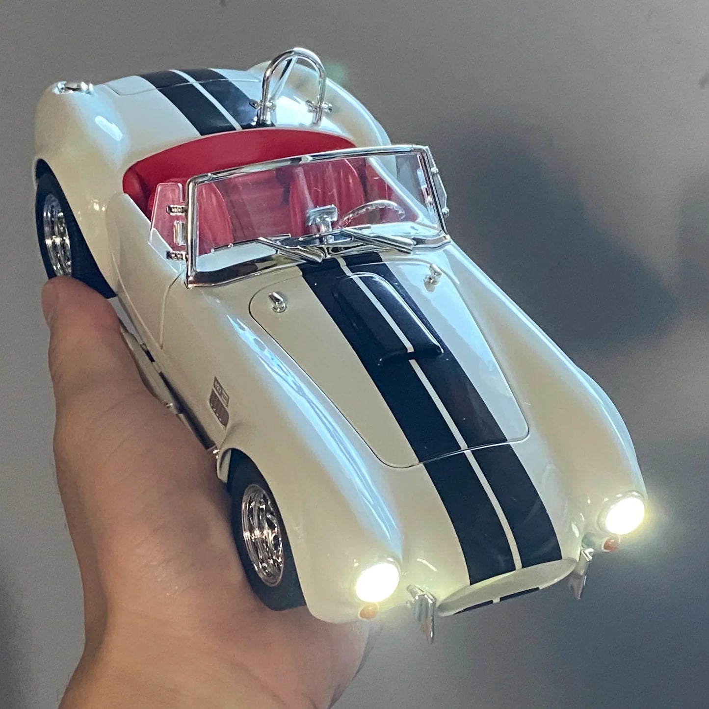 1:24 Ford Shelby Cobra 427 Roadster Die Cast Alloy Model With Sound And Light - ToylandEU