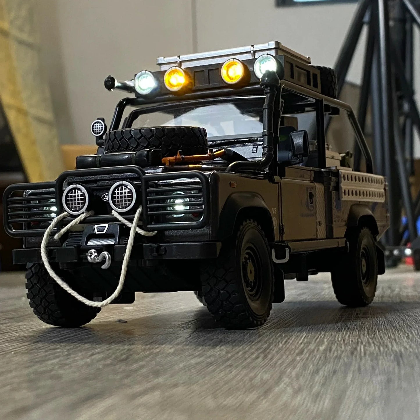 1:24 Land Rover Defender 90 Diecast Metal Model Car Tomb Raider Edition - ToylandEU