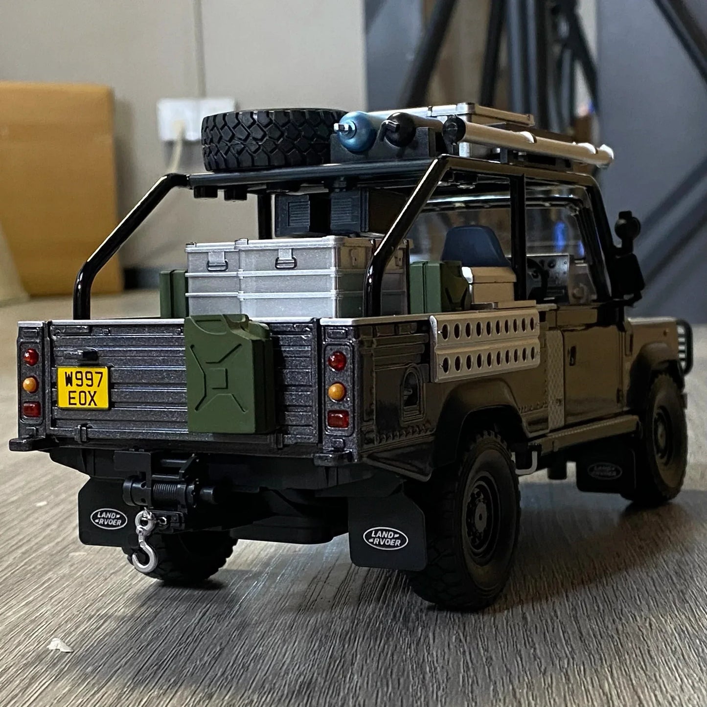 1:24 Land Rover Defender 90 Diecast Metal Model Car Tomb Raider Edition - ToylandEU