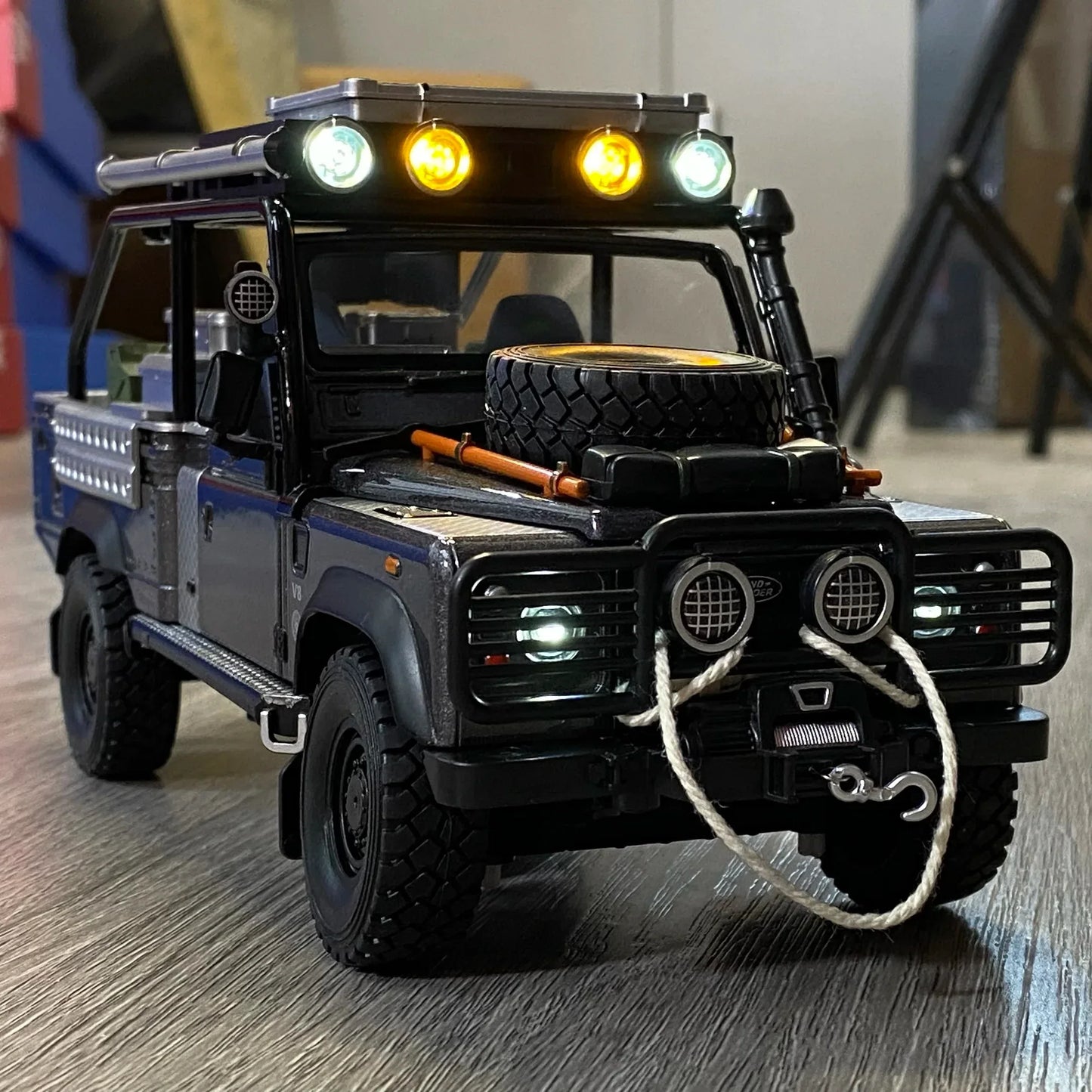 1:24 Land Rover Defender 90 Diecast Metal Model Car Tomb Raider Edition - ToylandEU