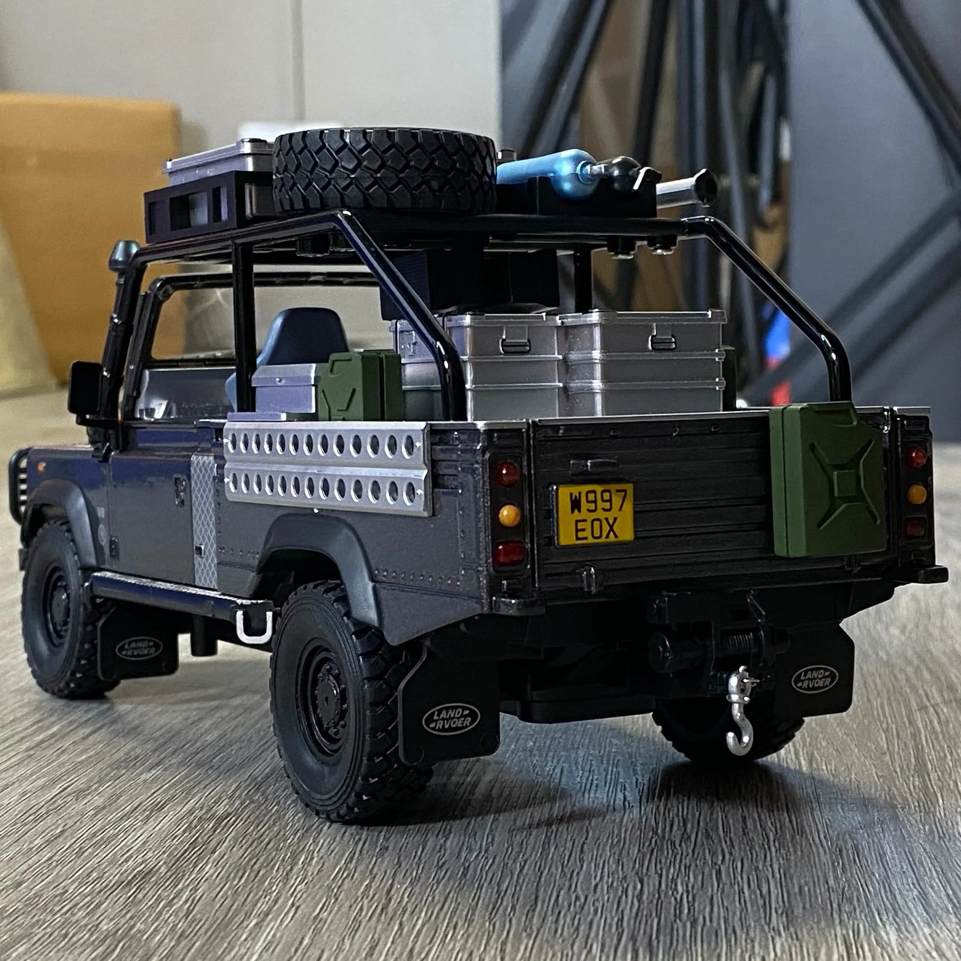 1:24 Land Rover Defender 90 Diecast Metal Model Car Tomb Raider Edition - ToylandEU