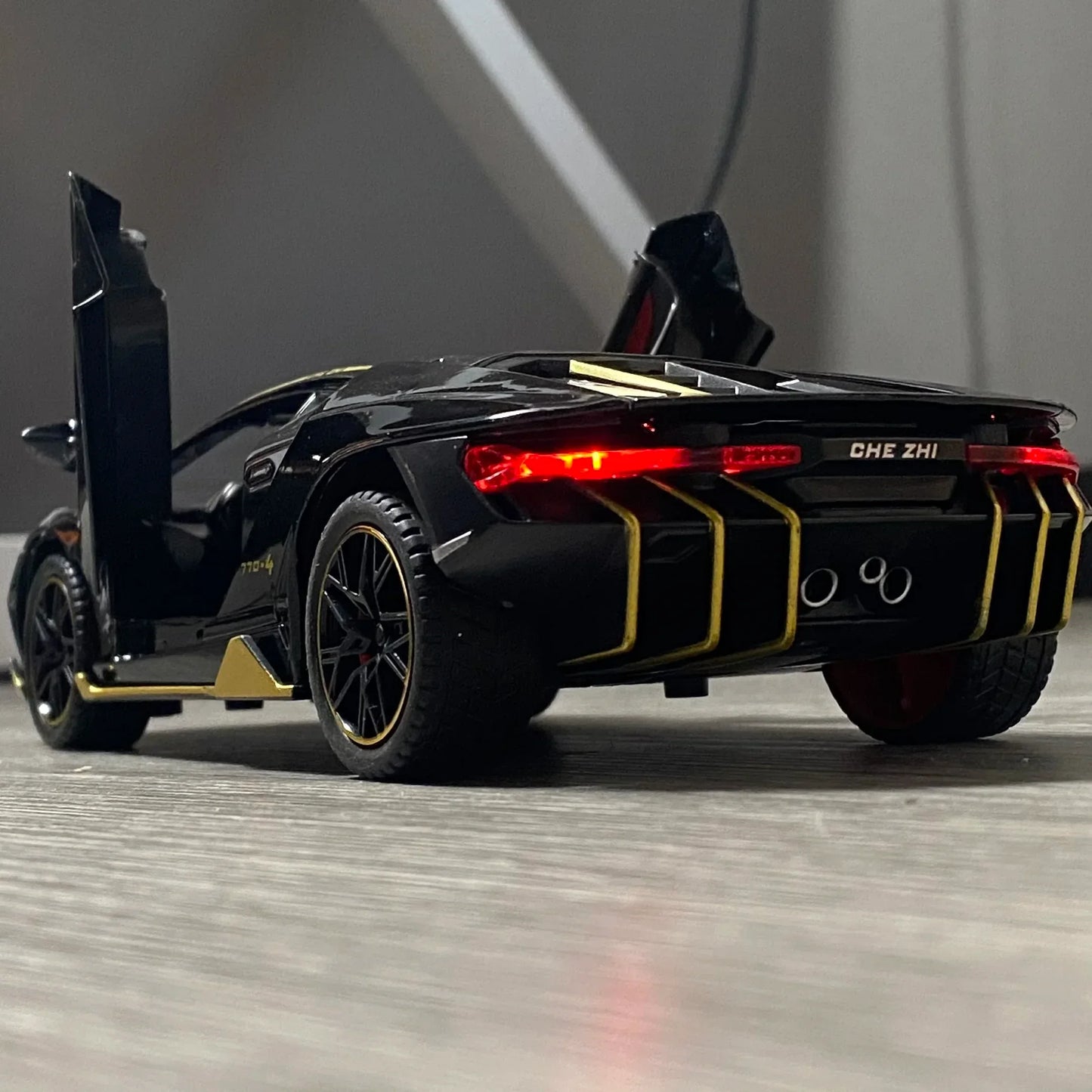 1:24 Scale Diecast Alloy LP770-4 Super Sports Car Model - ToylandEU