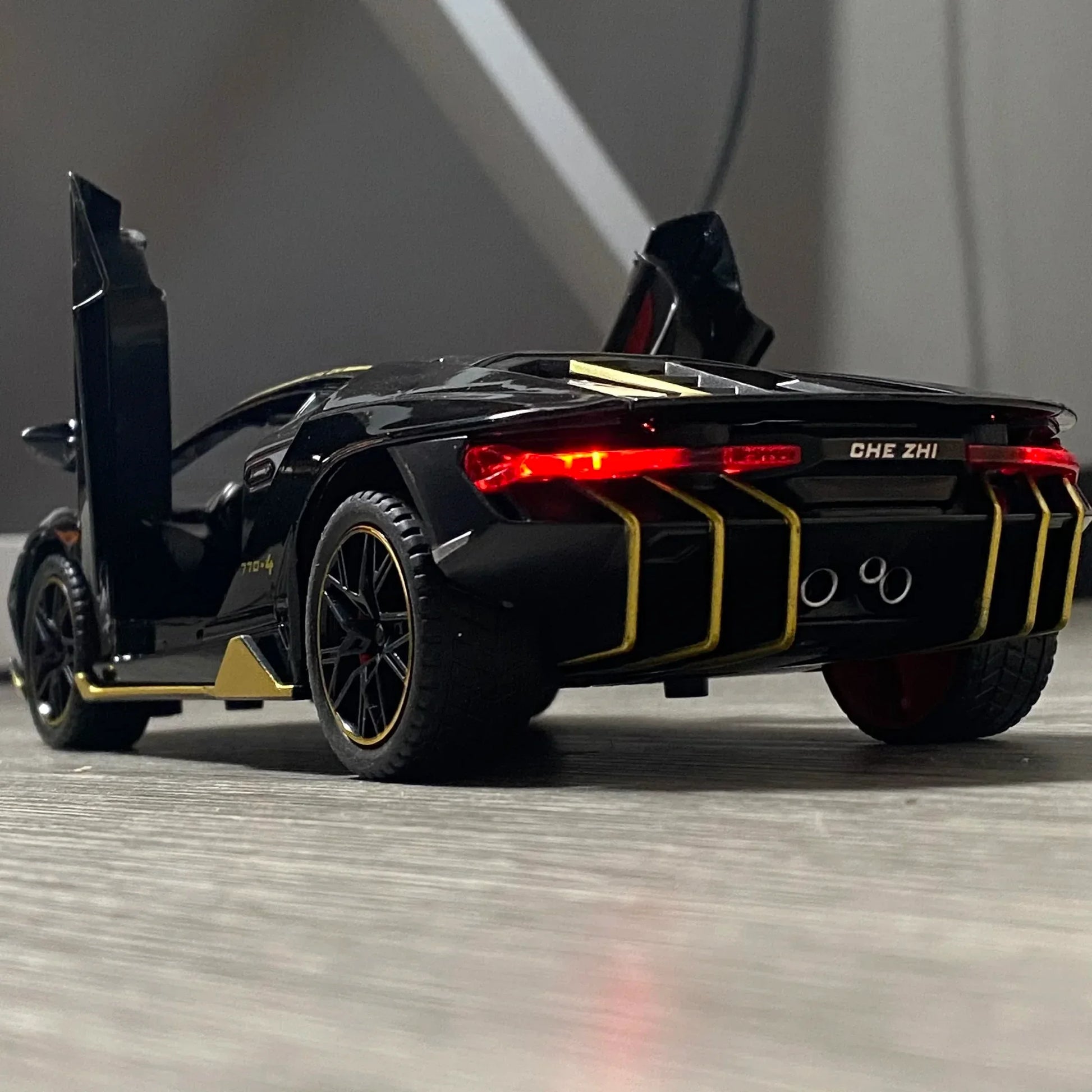 1:24 Scale Diecast Alloy LP770-4 Super Sports Car Model - ToylandEU