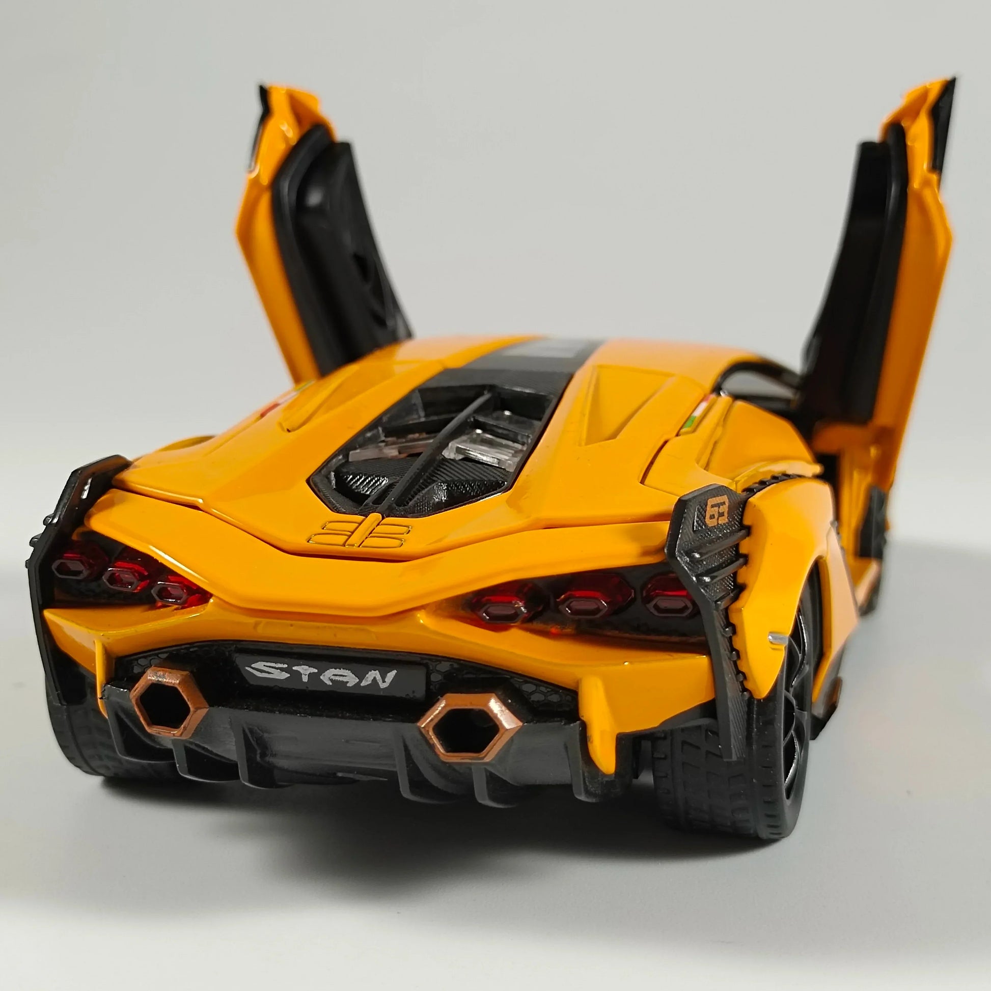 1:32 Diecast Metal Alloy Car Model With Sound And Light Pull-Back - ToylandEU