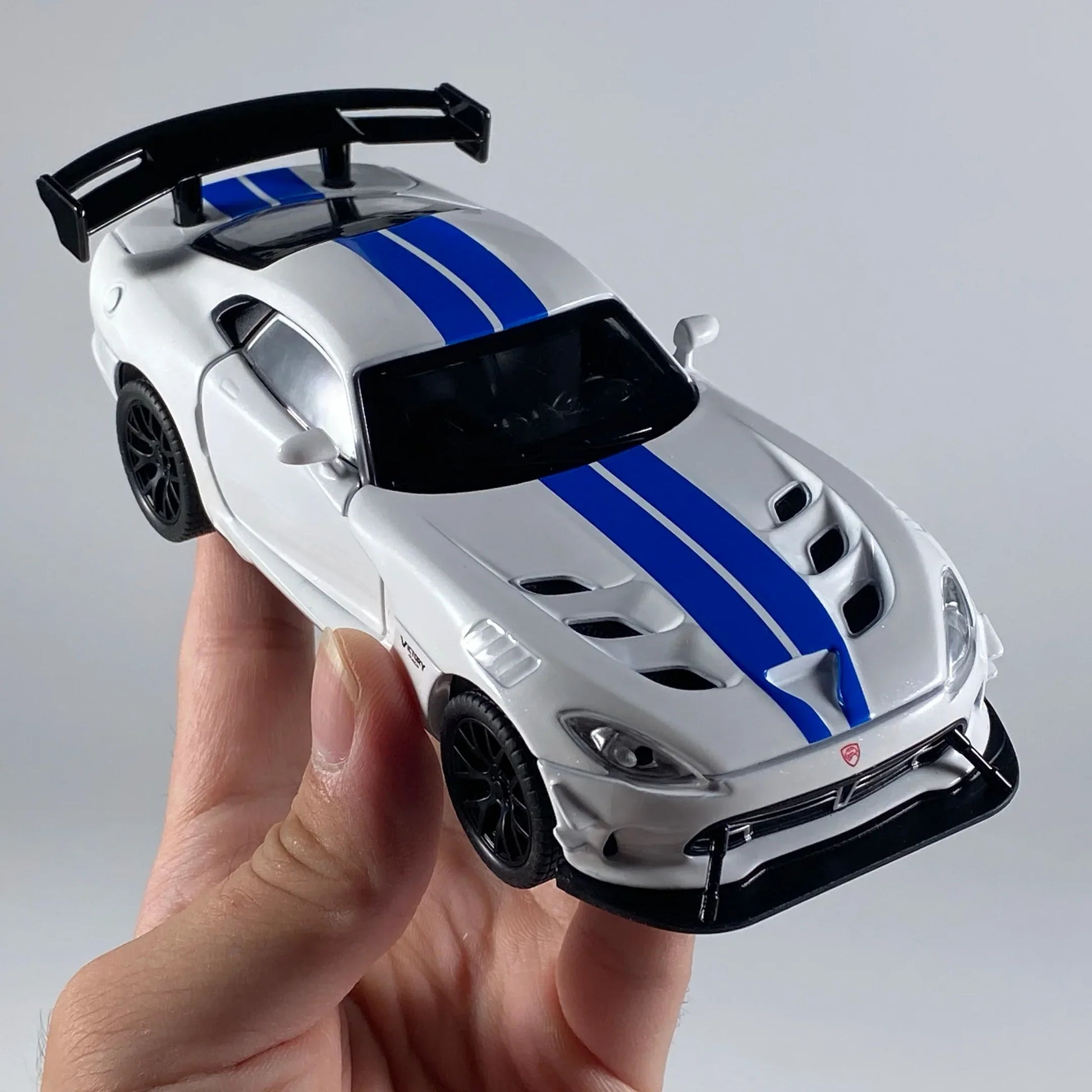 1:32 Dodge Viper ACR Diecast Metal Car With Sound And Light Pullback - ToylandEU