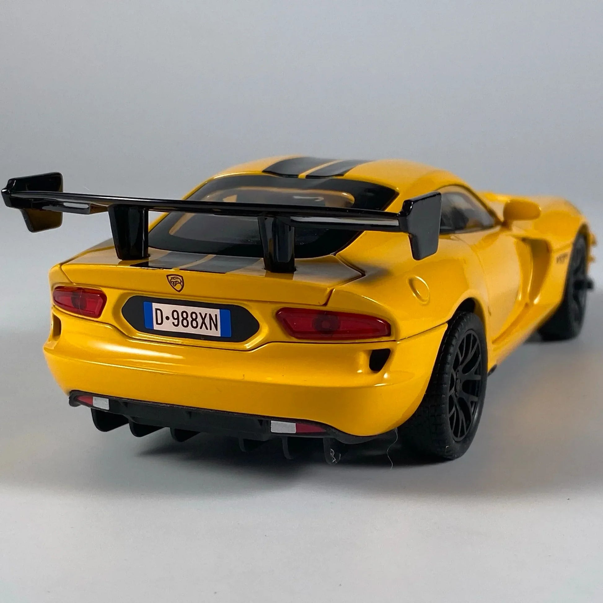 1:32 Dodge Viper ACR Diecast Metal Car With Sound And Light Pullback - ToylandEU