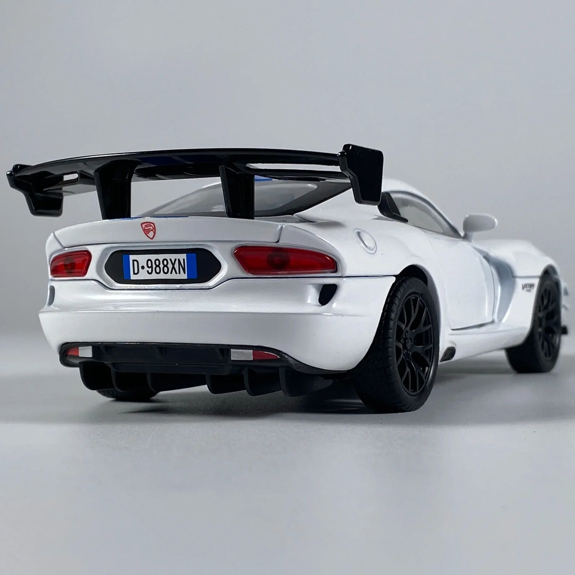1:32 Dodge Viper ACR Diecast Metal Car With Sound And Light Pullback - ToylandEU