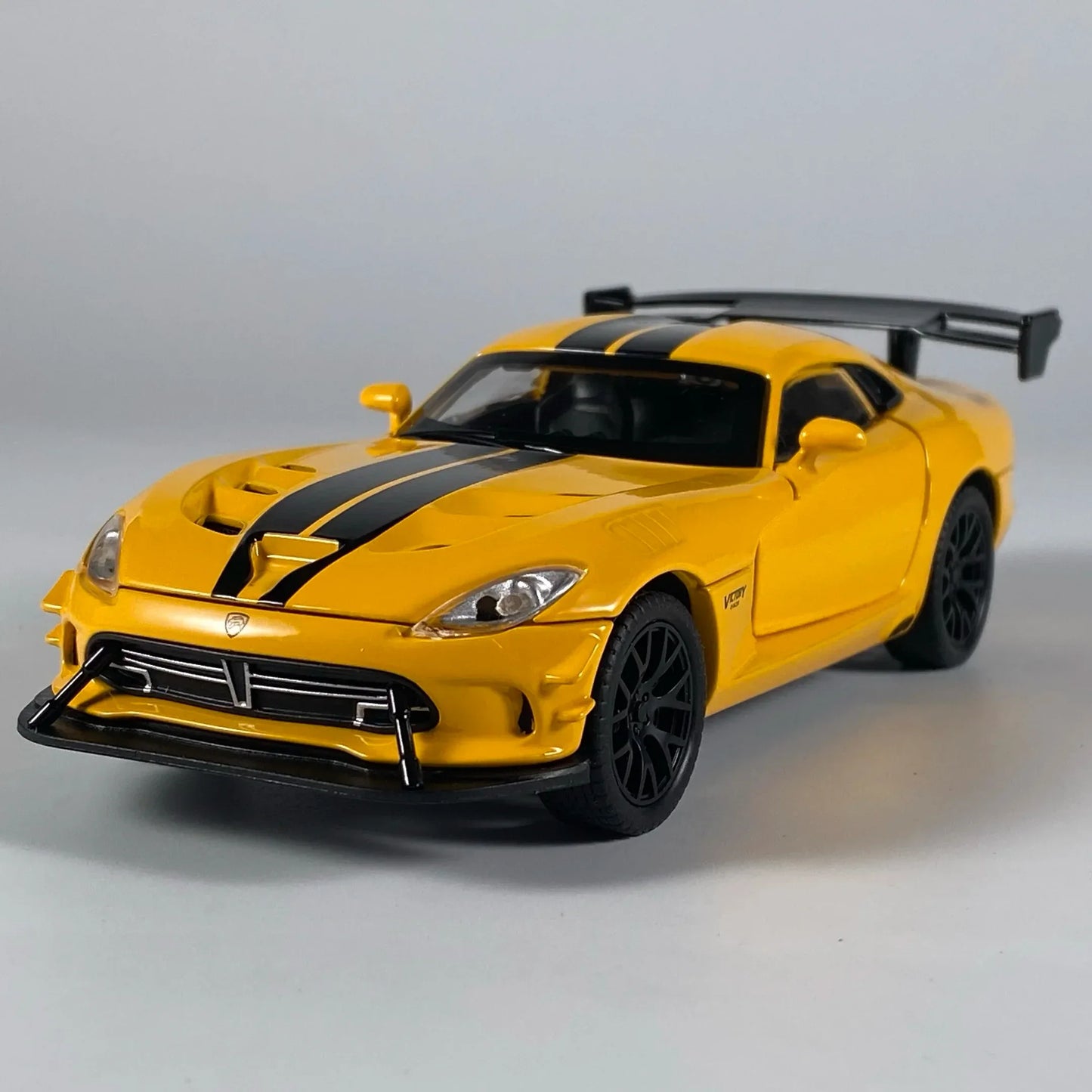 1:32 Dodge Viper ACR Diecast Metal Car With Sound And Light Pullback - ToylandEU