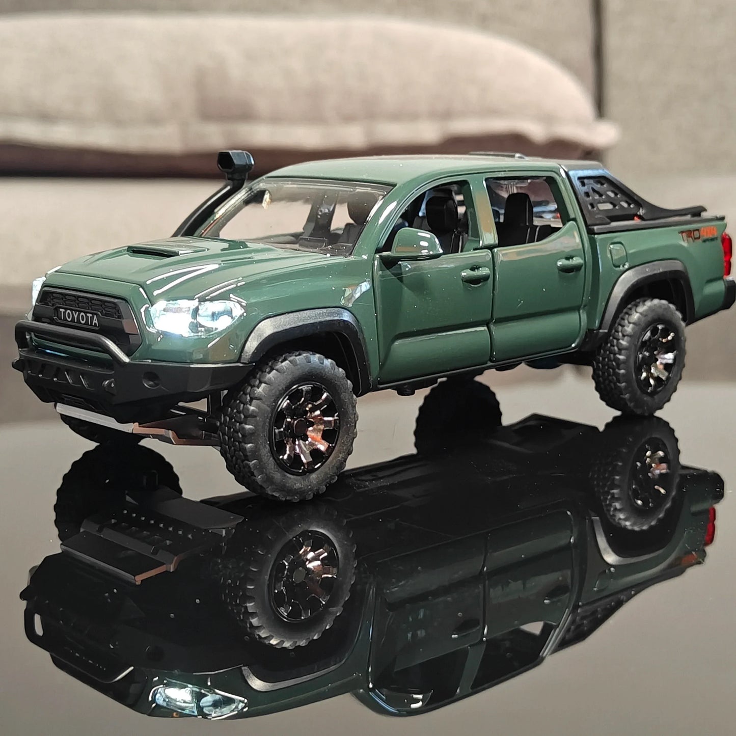 1:32 Toyota Tacoma Alloy Diecast Metal Model With Sound And Light - ToylandEU