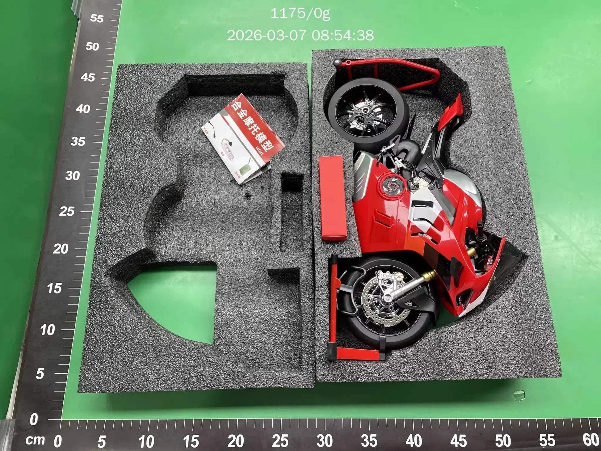 1:6 Scale Ducati Panigale Die-Cast Motorcycle With Water Mist - ToylandEU