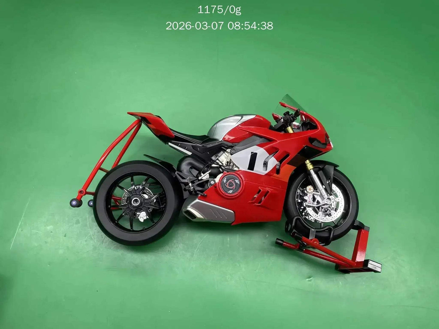 1:6 Scale Ducati Panigale Die-Cast Motorcycle With Water Mist - ToylandEU