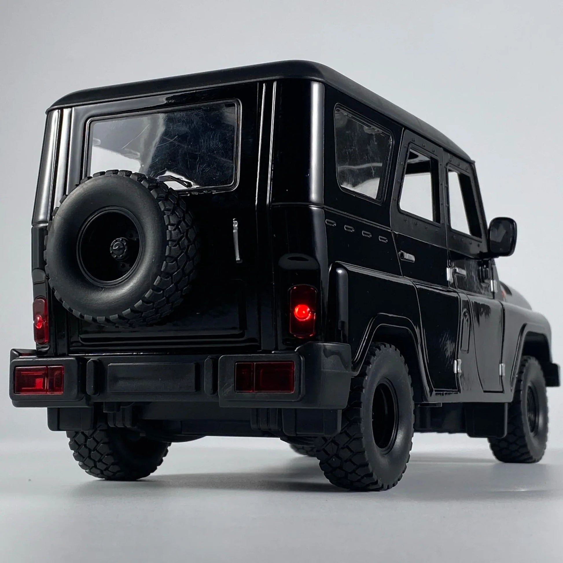 1 To 18 Diecast Alloy UAZ Hunter Jeep Off Road Toy With Sound And Light - ToylandEU