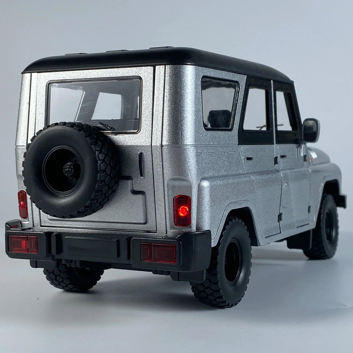 1 To 18 Diecast Alloy UAZ Hunter Jeep Off Road Toy With Sound And Light - ToylandEU