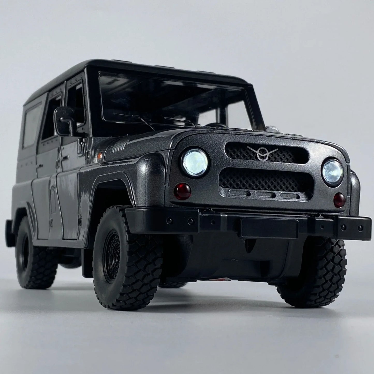 1 To 18 Diecast Alloy UAZ Hunter Jeep Off Road Toy With Sound And Light - ToylandEU