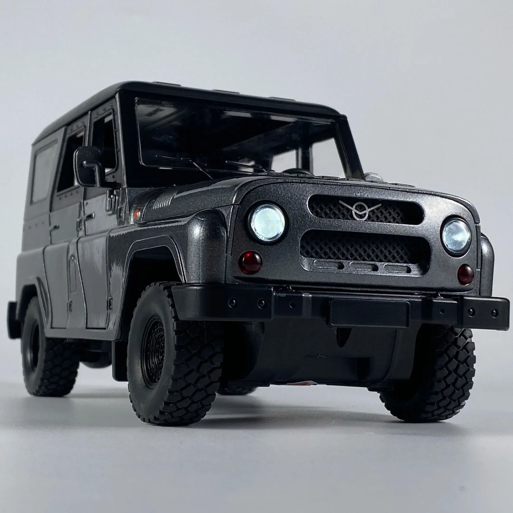 1 To 18 Diecast Alloy UAZ Hunter Jeep Off Road Toy With Sound And Light - ToylandEU