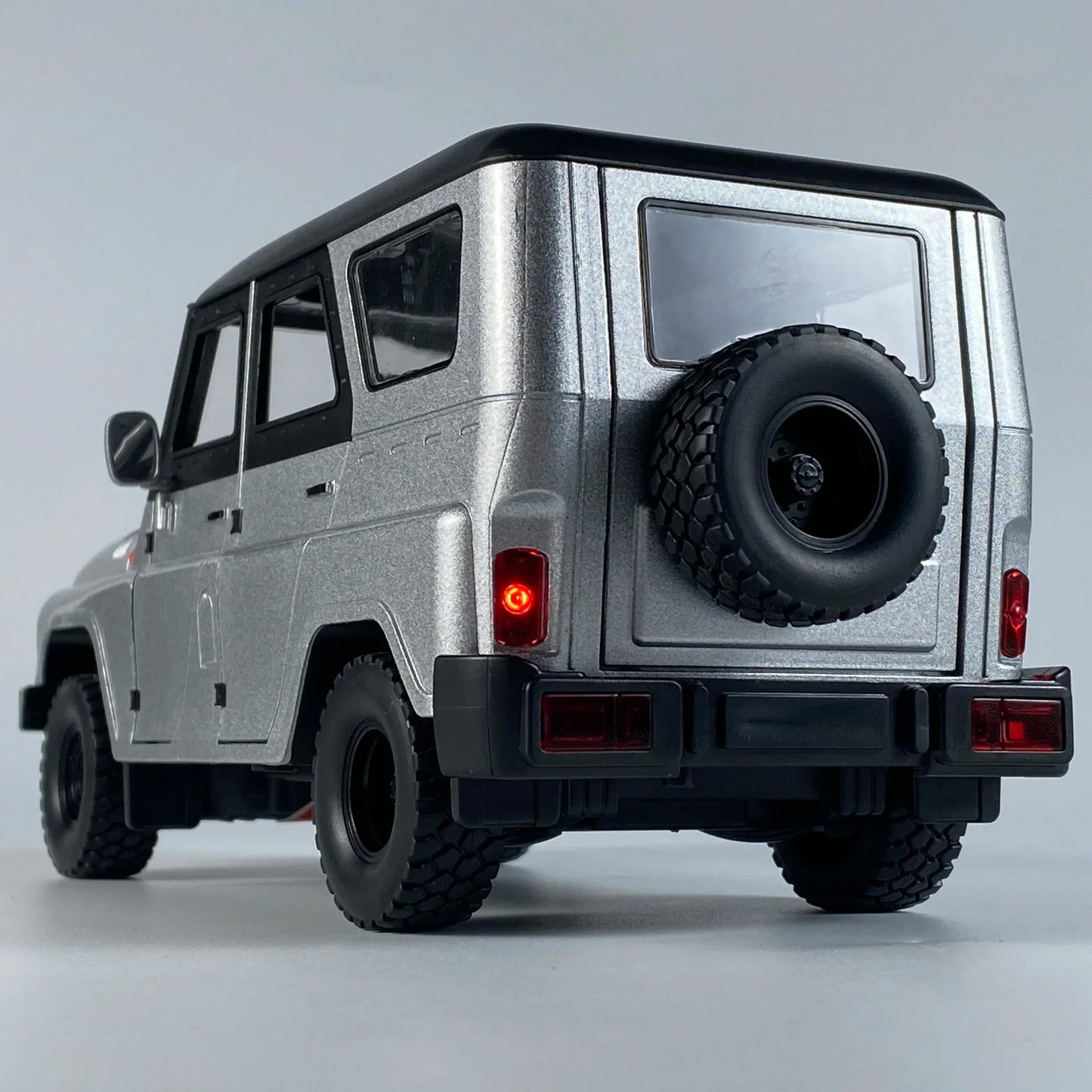 1 To 18 Diecast Alloy UAZ Hunter Jeep Off Road Toy With Sound And Light - ToylandEU