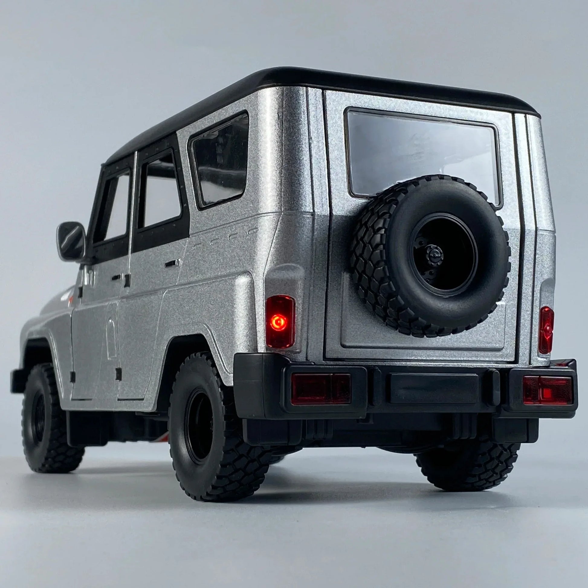 1 To 18 Diecast Alloy UAZ Hunter Jeep Off Road Toy With Sound And Light - ToylandEU