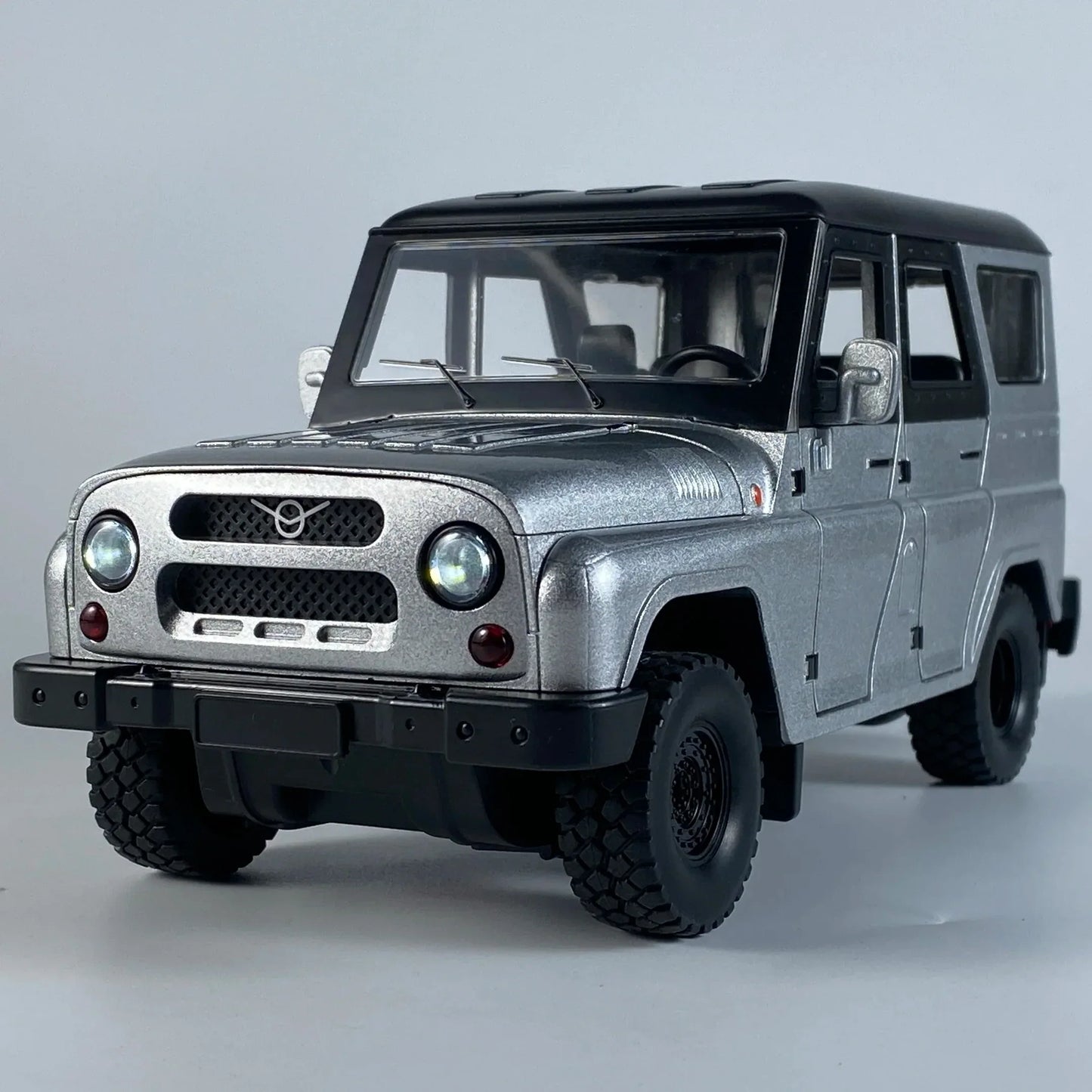 1 To 18 Diecast Alloy UAZ Hunter Jeep Off Road Toy With Sound And Light - ToylandEU