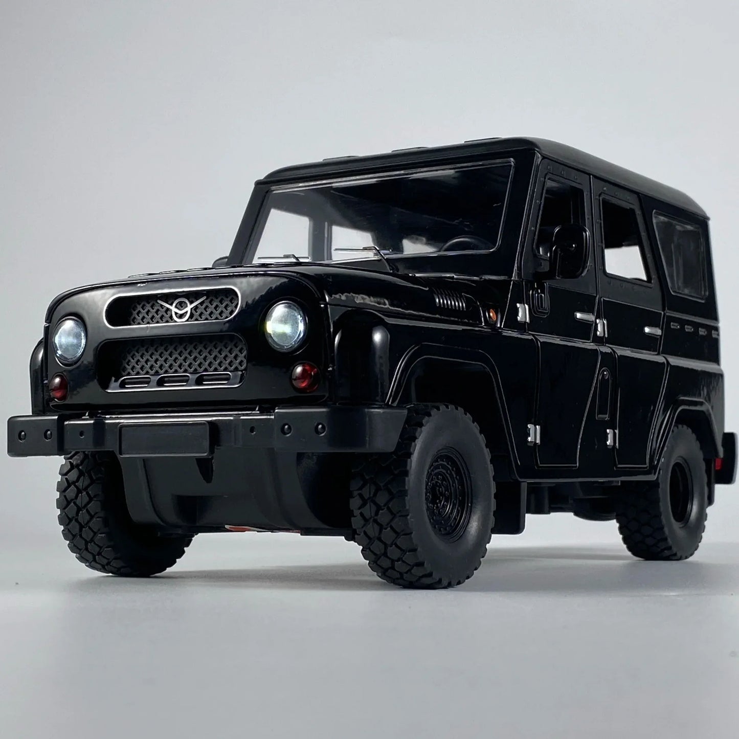 1 To 18 Diecast Alloy UAZ Hunter Jeep Off Road Toy With Sound And Light - ToylandEU