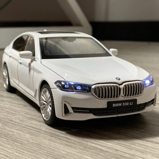 Coche BMW 530Li a escala 1 a 24 con mecanismo de retroceso, luces y sonido para niños - ToylandEU