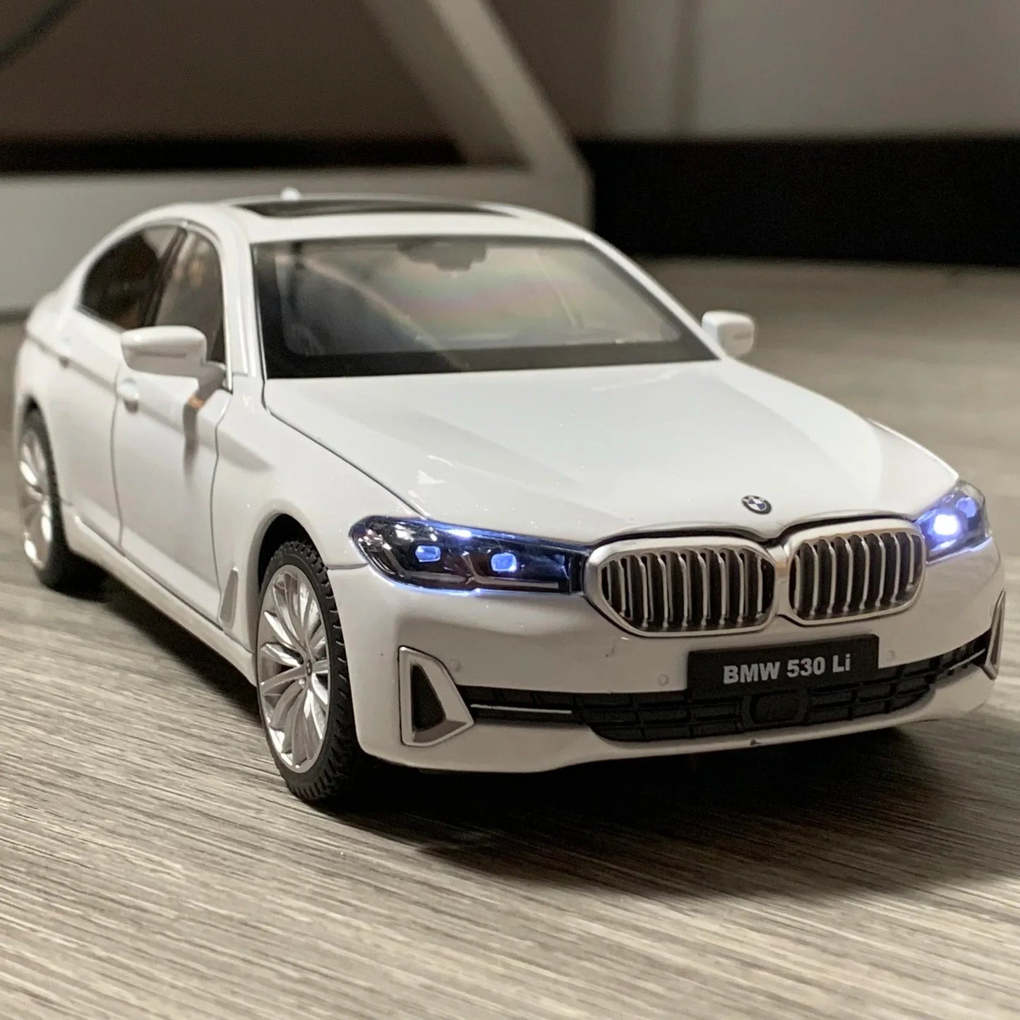 1 To 24 Diecast BMW 530Li Car With Pull Back And Sound Lights For Boys - ToylandEU