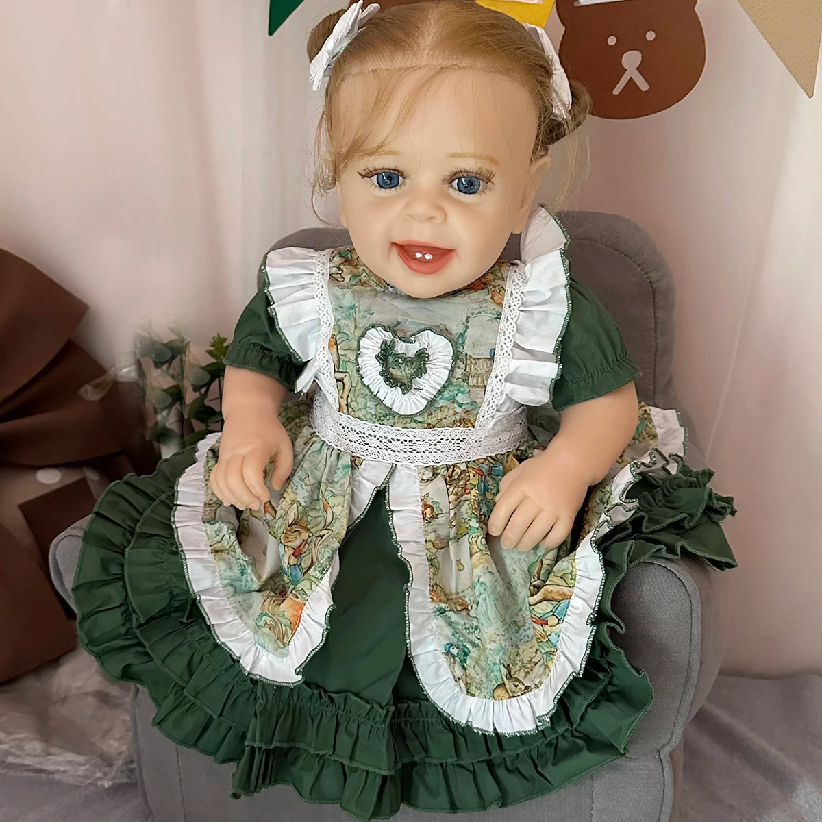 Әйелдер трусикиіндегі еркектің порносы Қызыл юбка киген қыз камерада мастурбация жасайды