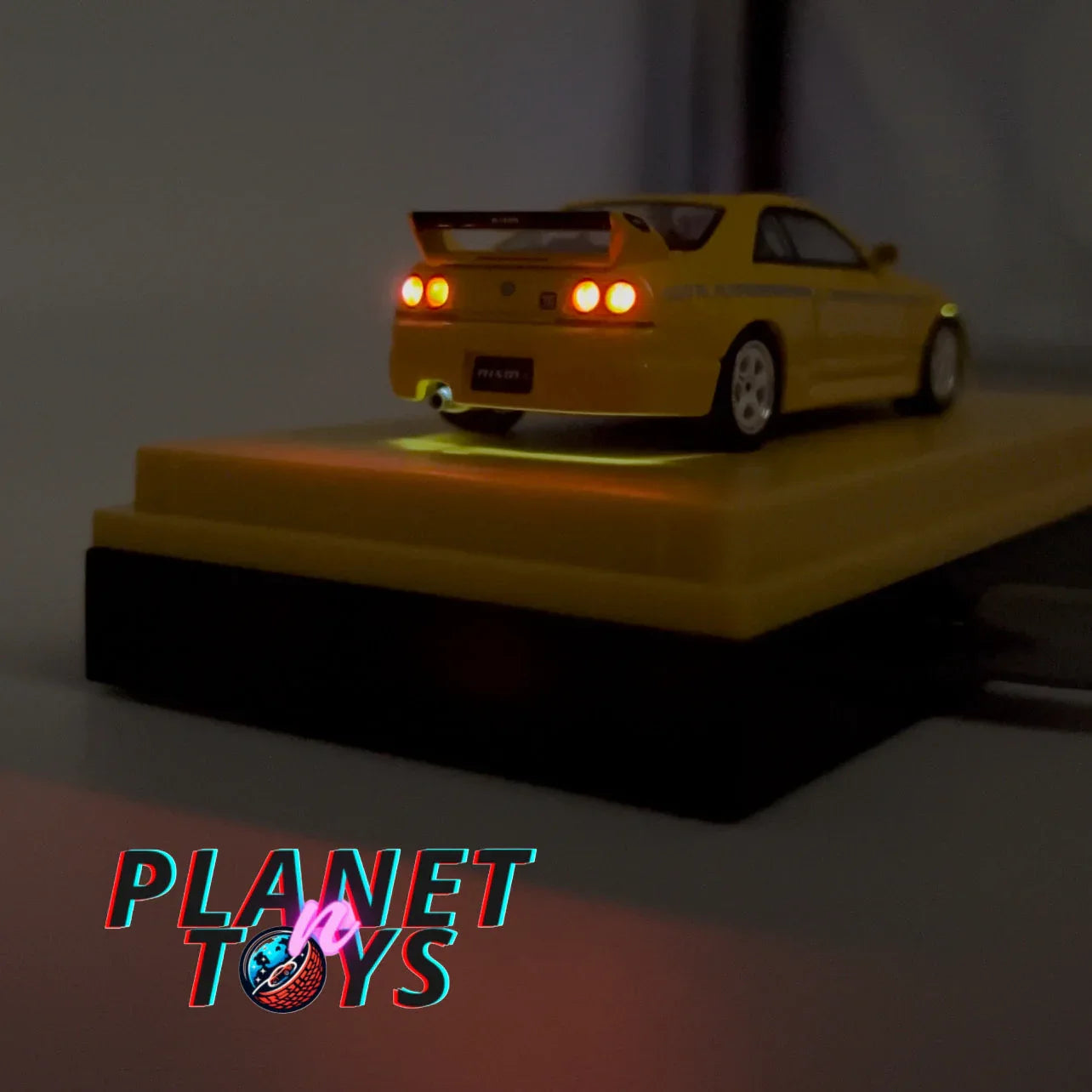 Kyosho Nissan Nismo 400R Diecast With LED Base Yellow - ToylandEU