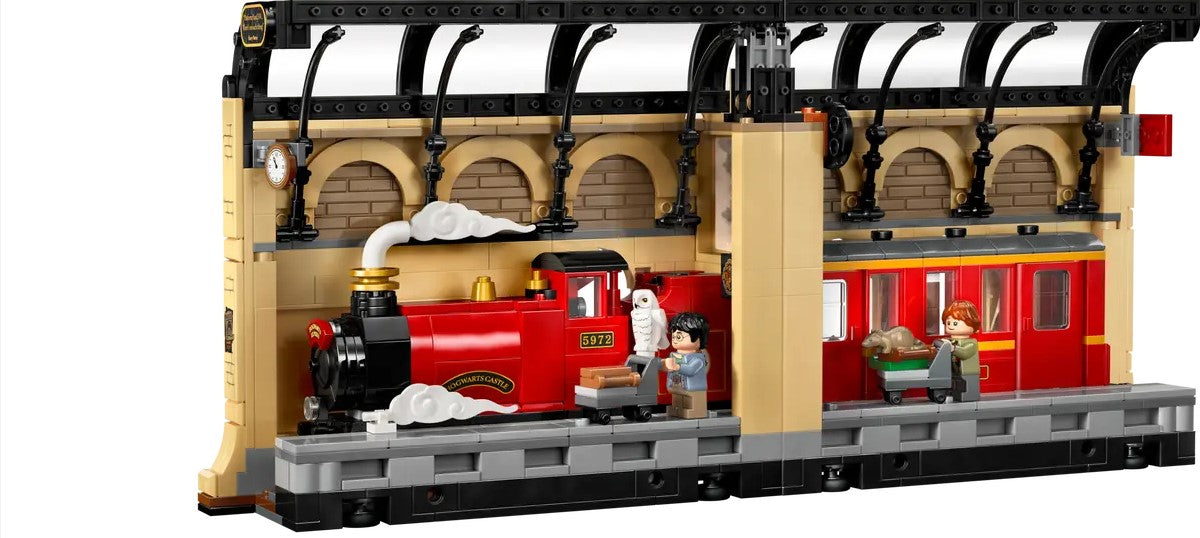 LEGO® Harry Potter Book Nook | Hogwarts Express | 832 Pieces | Ages 10+