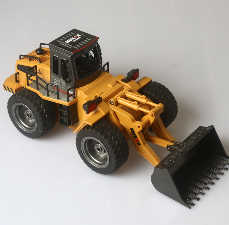 Remote Control Excavator with 15 Channels in 1:12 Scale - ToylandEU