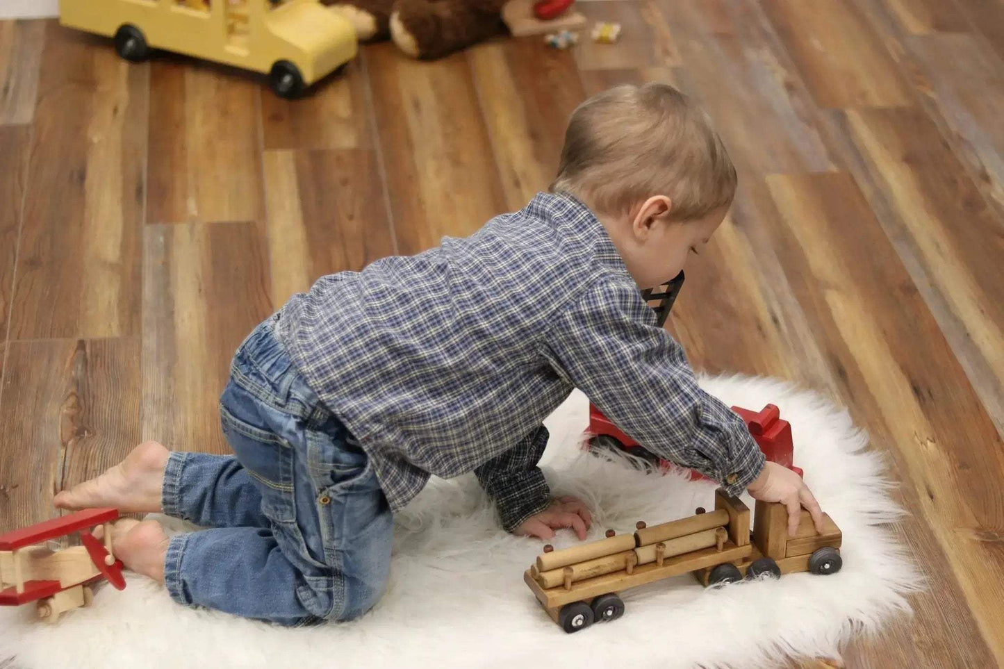 Amish-Made Wooden Log Semi Truck Toy, With Removable Logs - ToylandEU