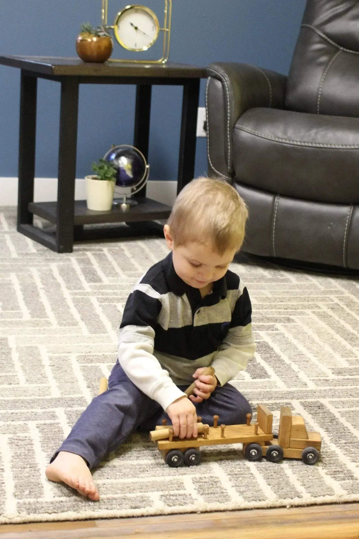 Amish-Made Wooden Log Semi Truck Toy, With Removable Logs - ToylandEU