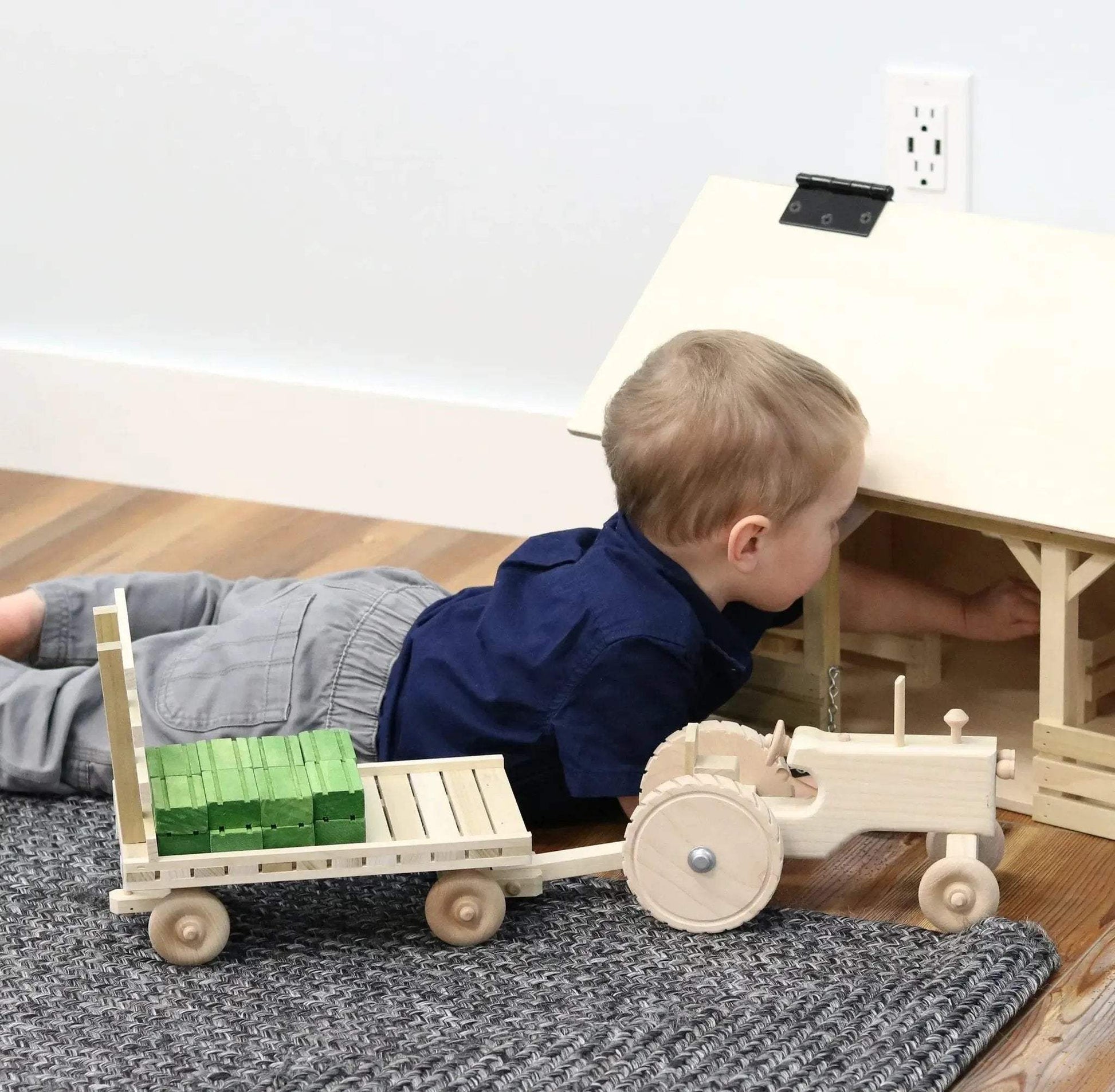 Amish-Made Wooden Toy Tractor & Hay Wagon Set with Hay Bales - ToylandEU