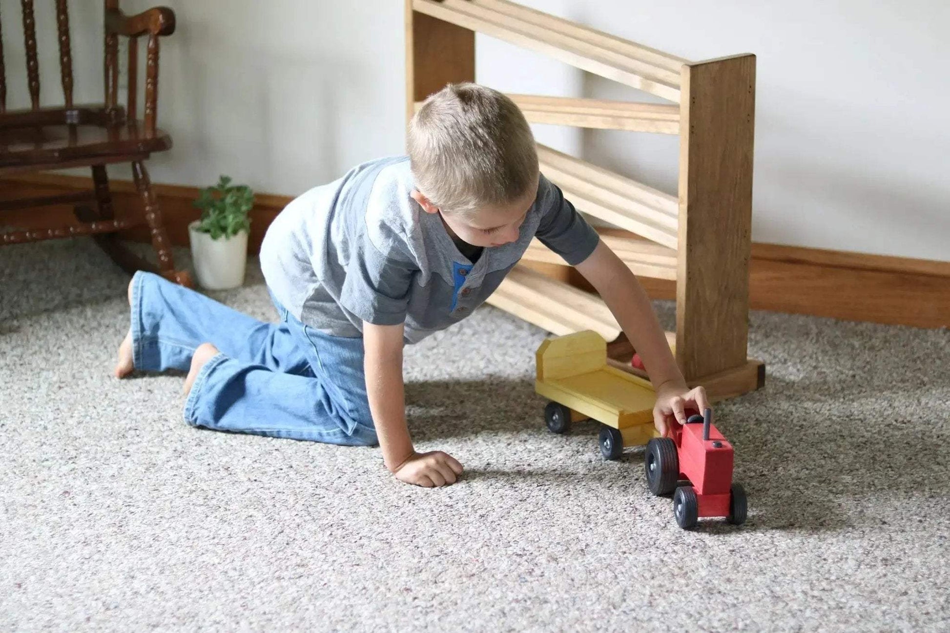 Amish-Made Wooden Toy Tractor and Wagon Set with Hay Bales - ToylandEU