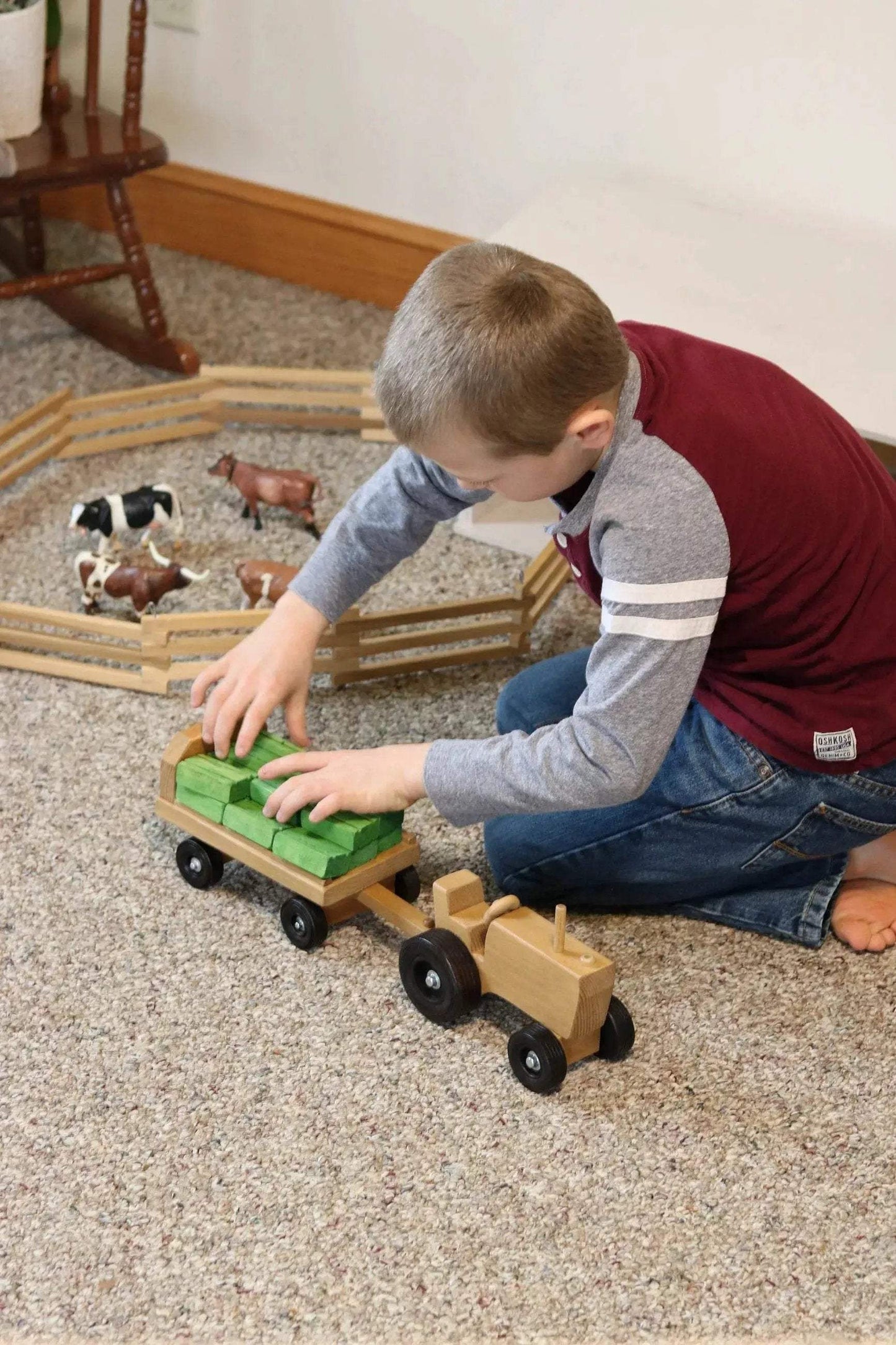 Amish-Made Wooden Toy Tractor and Wagon Set with Hay Bales - ToylandEU
