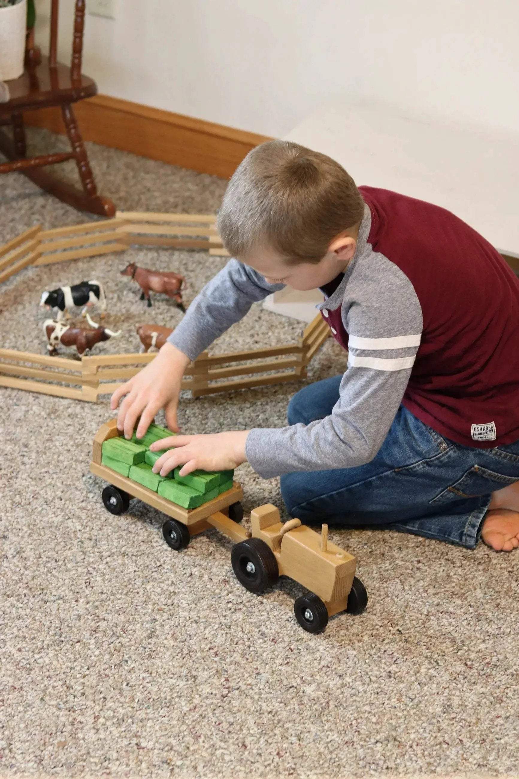 Amish-Made Wooden Toy Tractor and Wagon Set with Hay Bales - ToylandEU