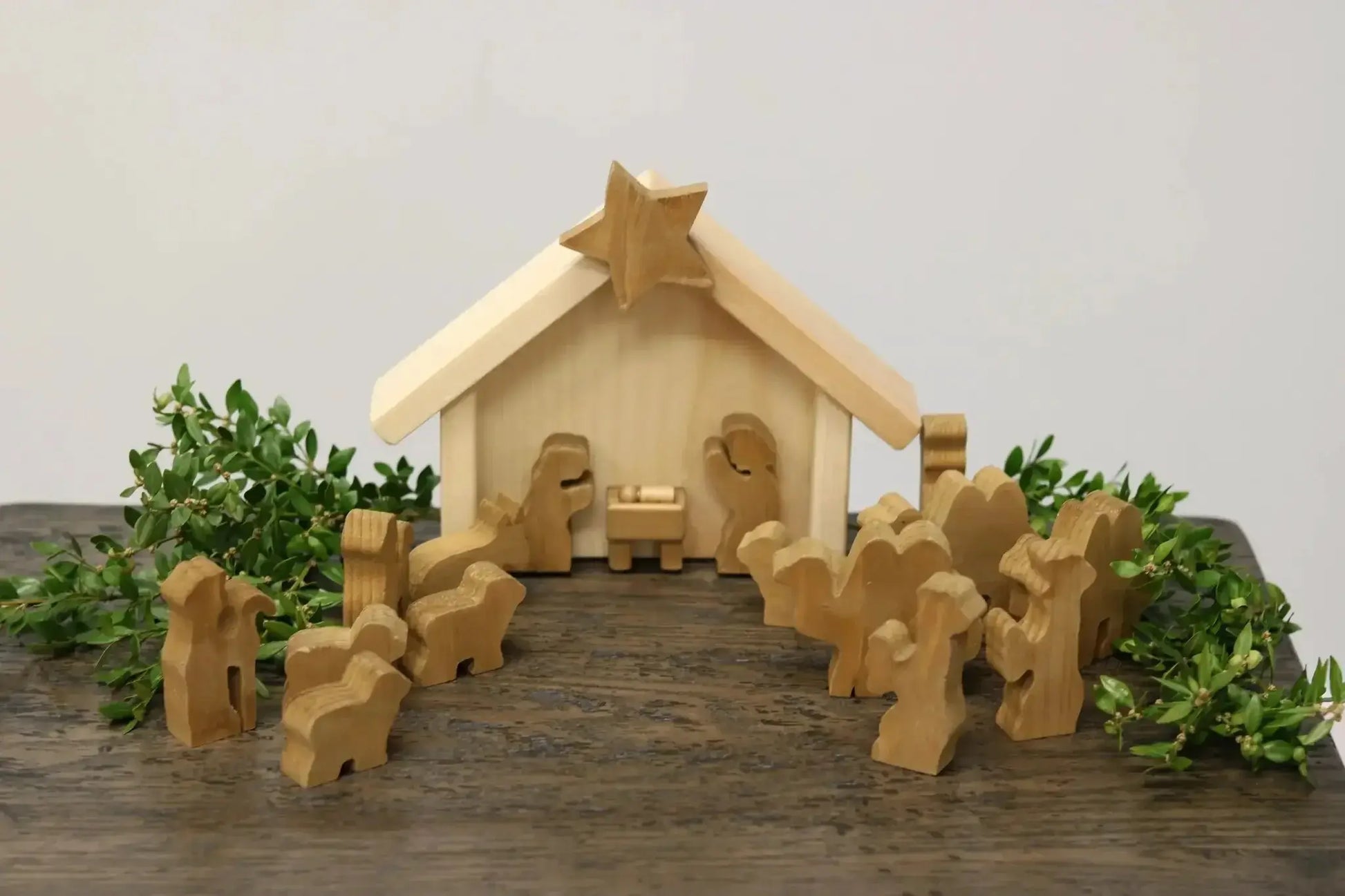 AmishToyBox.com Wooden Nativity Manger Scene Set, 14 Pieces - ToylandEU
