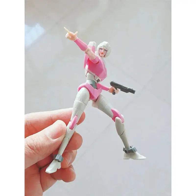 Arcee Transformers Figure Ultra Poseable 15cm Collectible - ToylandEU