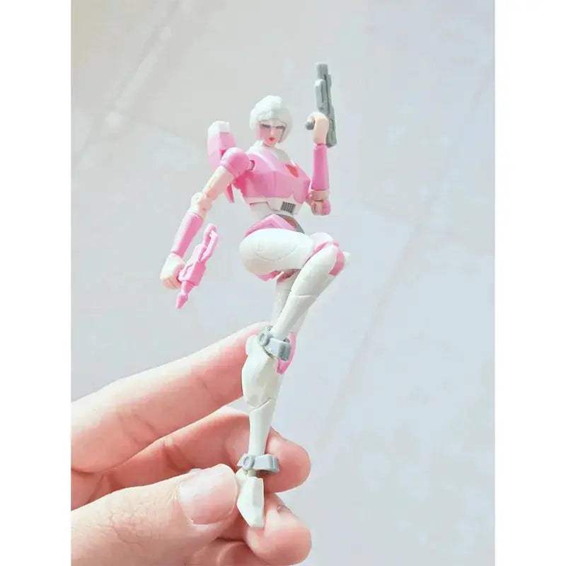 Arcee Transformers Figure Ultra Poseable 15cm Collectible - ToylandEU