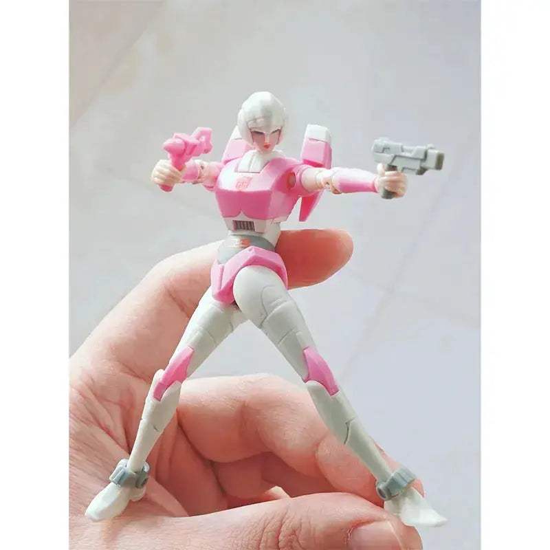 Arcee Transformers Figure Ultra Poseable 15cm Collectible - ToylandEU